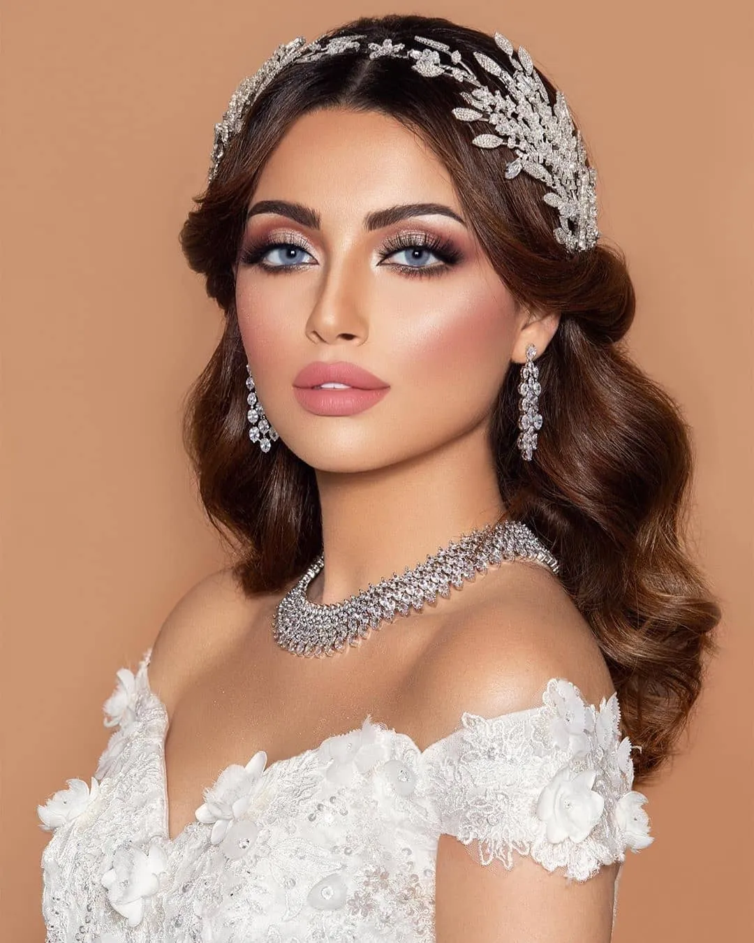 Polished dark waves with an ornate side crown
