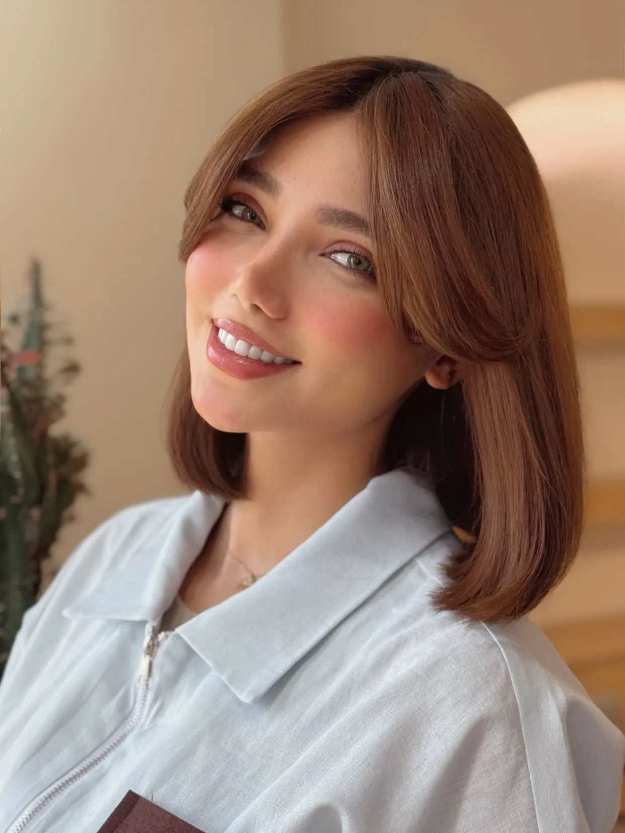 Smooth medium-length lob with center-parted curtain fringe