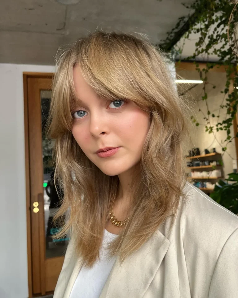 Bell Bottom Haircut: 20 Flattering Ideas