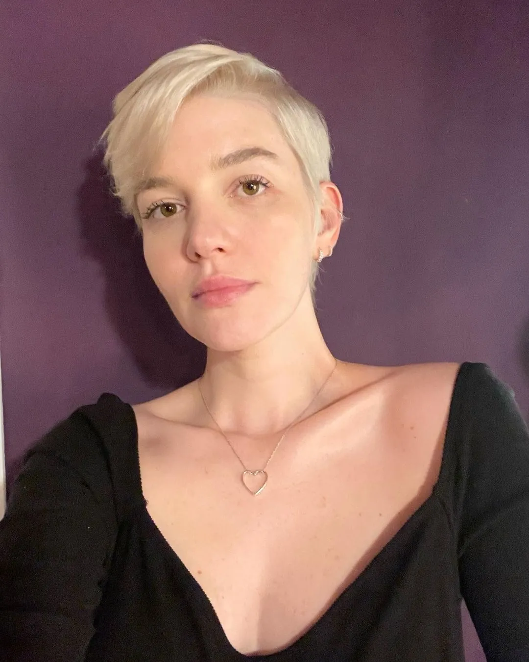 Sleek Side-Part Pixie in blonde hair