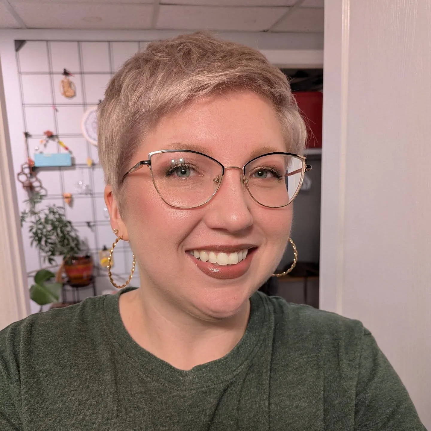 Textured Gray-Blonde Crop in blonde hair