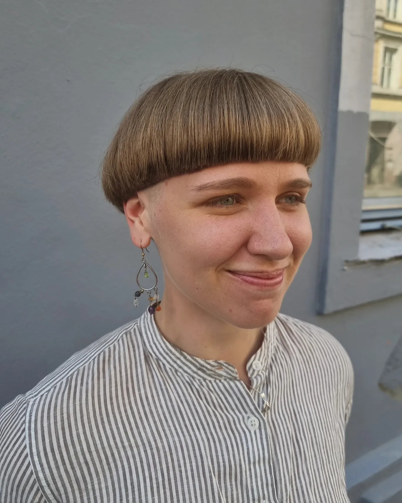 Rounded brown bowl crop with straight fringe