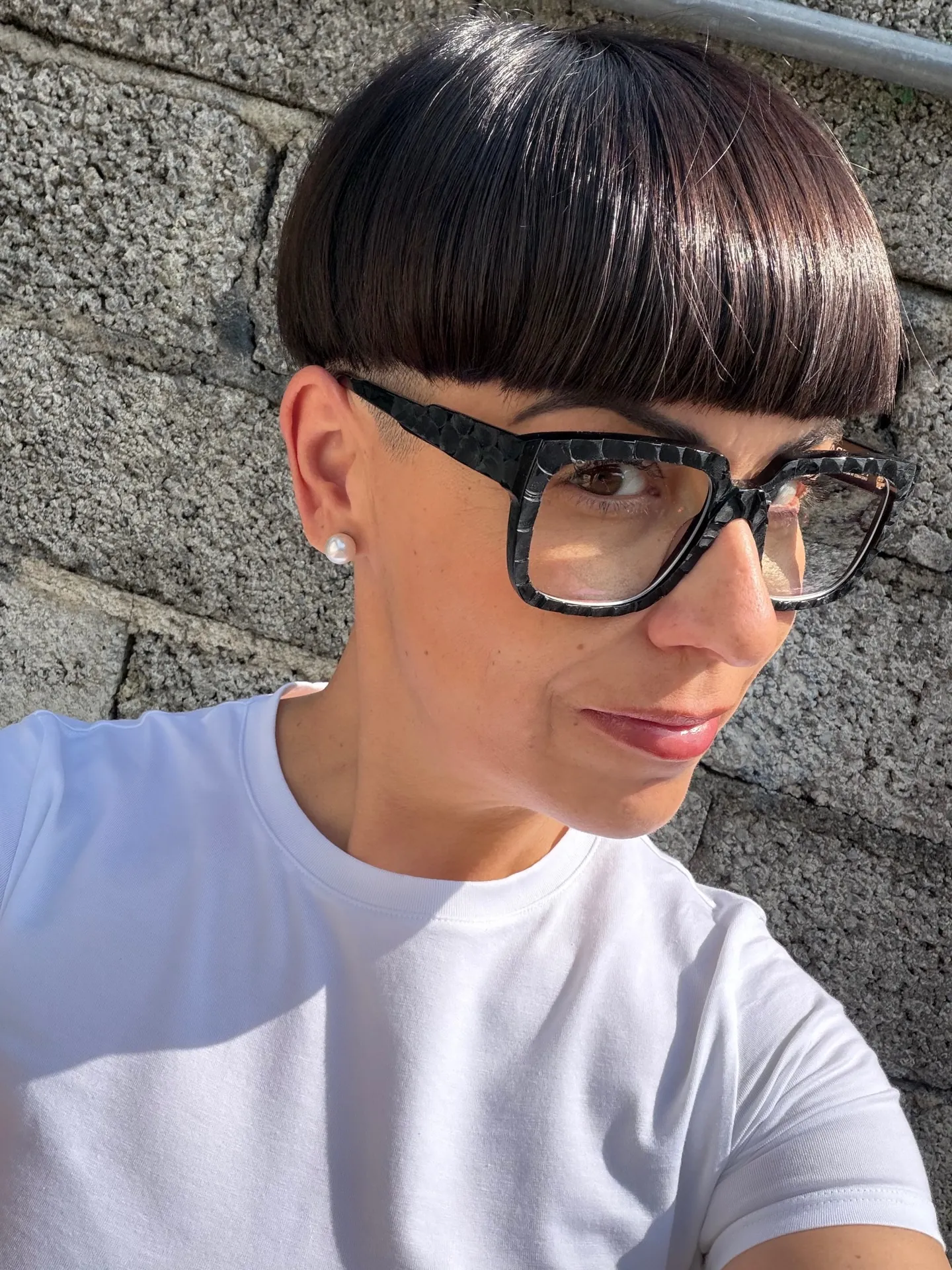 Glossy dark bowl cut with full straight fringe
