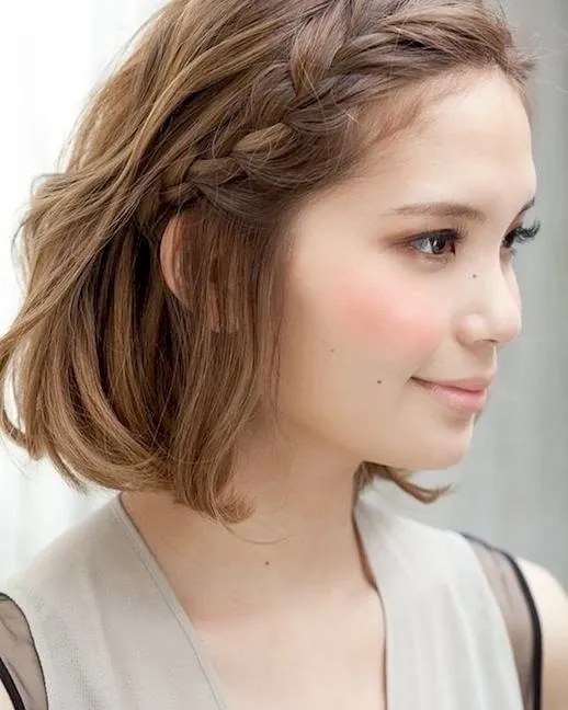 Short rounded bob with a side braid