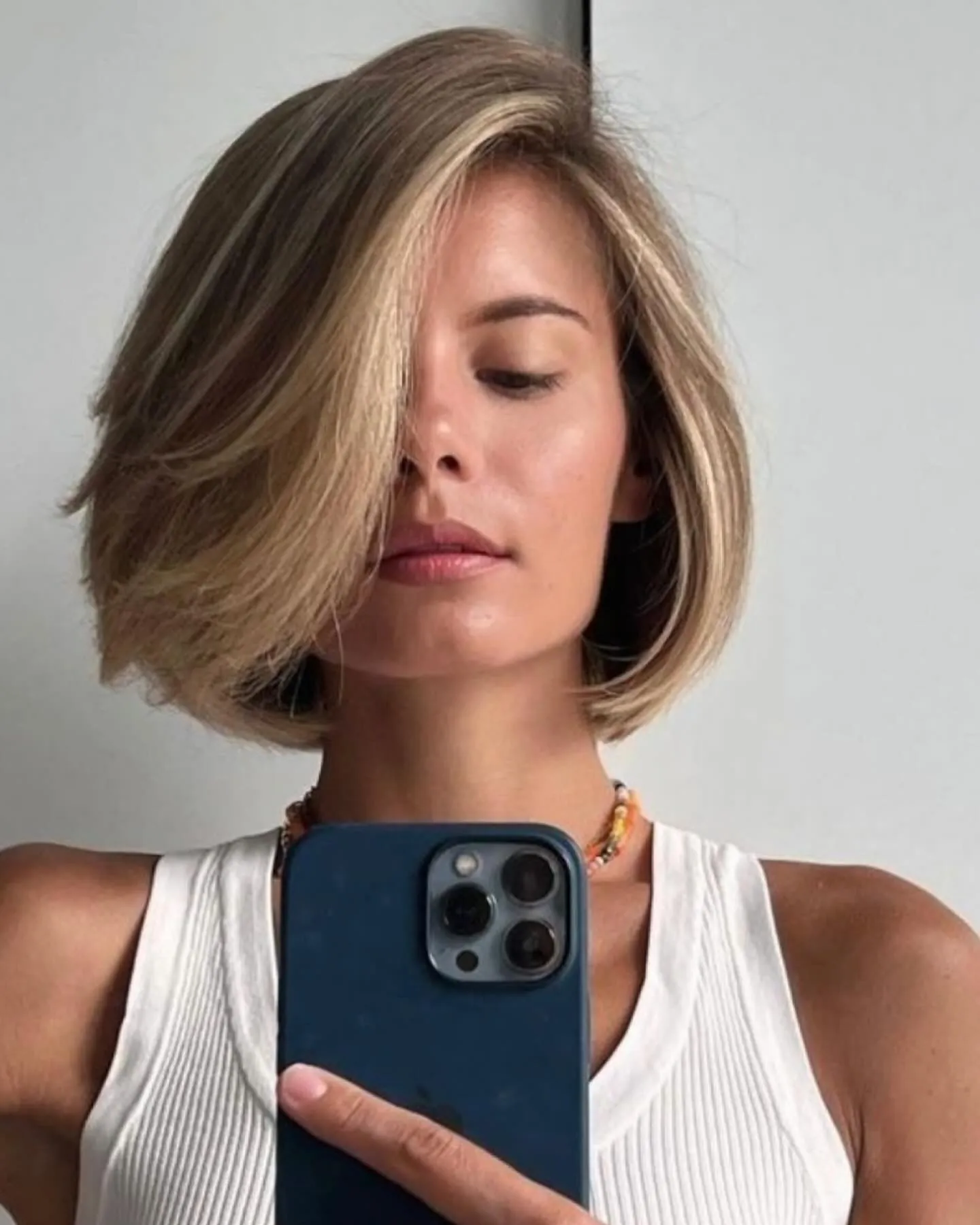Smooth asymmetrical bubble bob with longer side-swept front