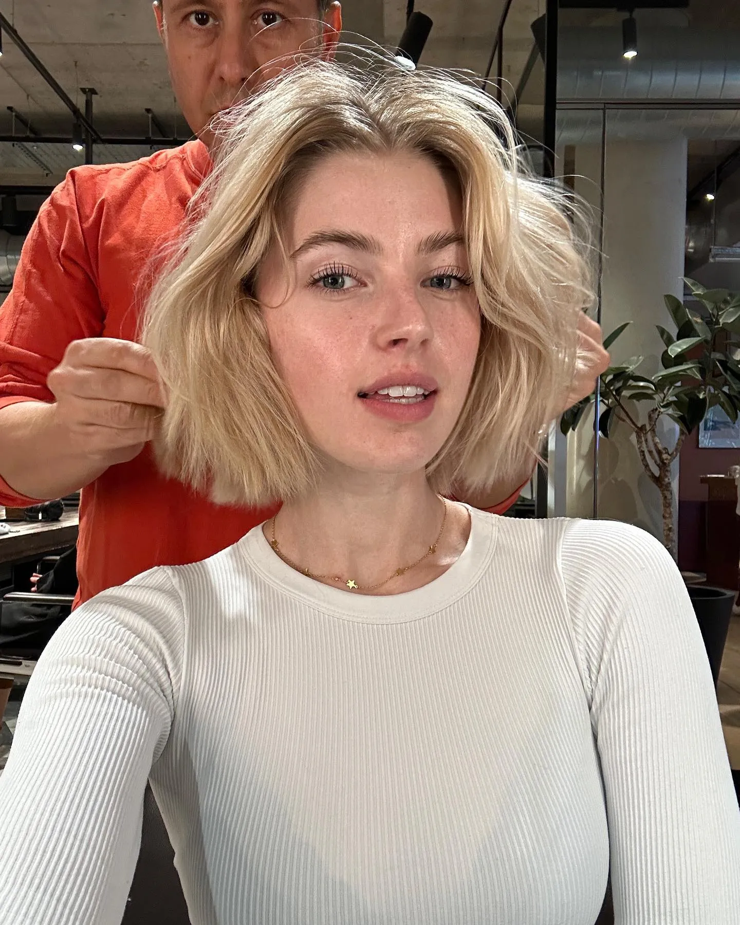 Airy blonde bubble bob with soft side volume