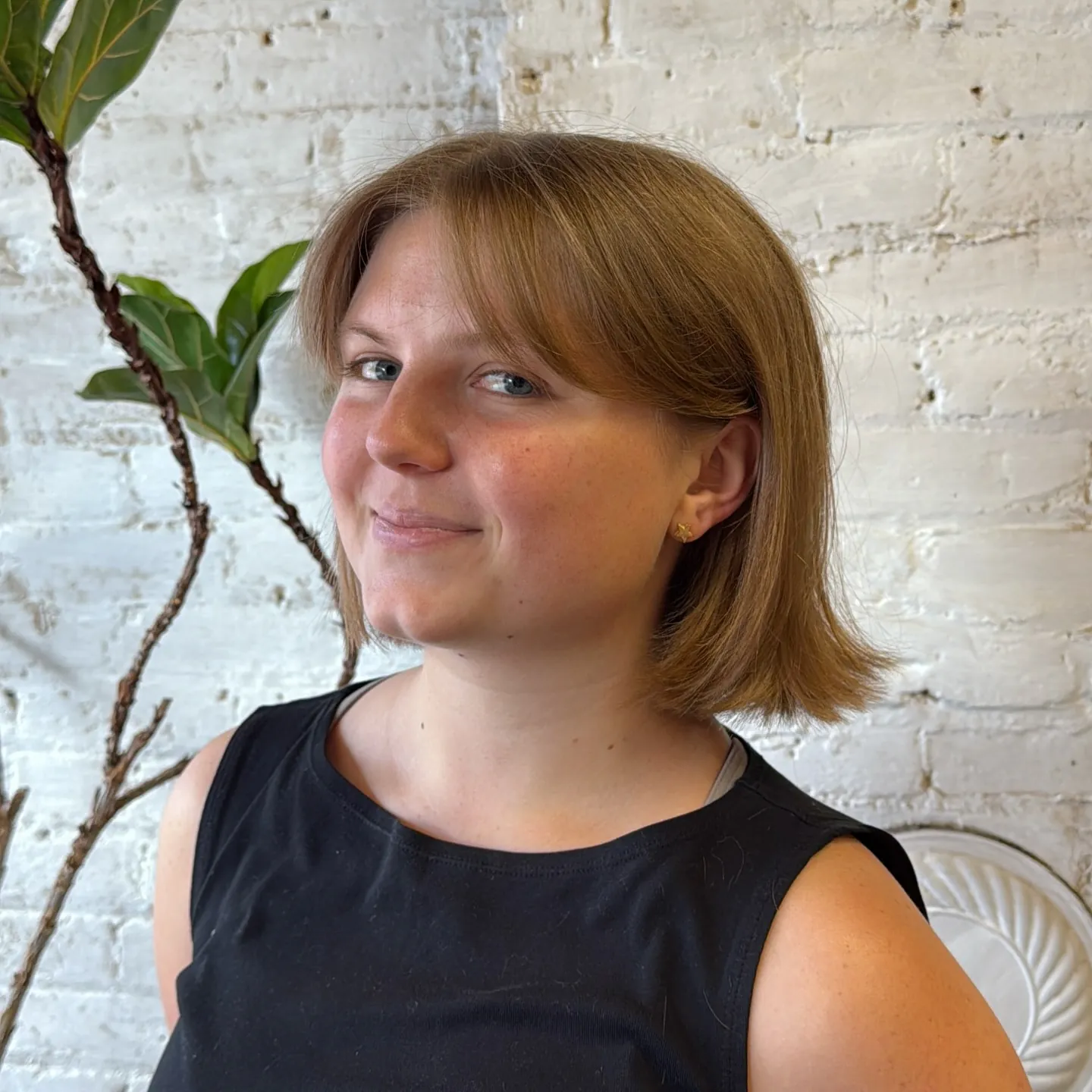 Soft rounded bob with side part and gently curved ends