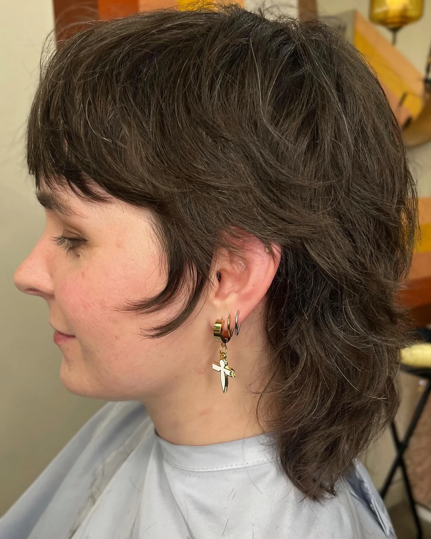 Rounded brown chillet with short fringe and layered nape