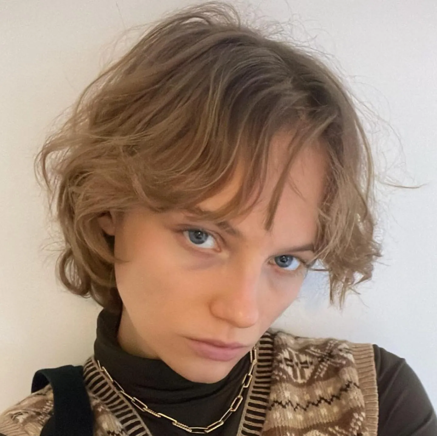 Short wavy chillet with curtain fringe