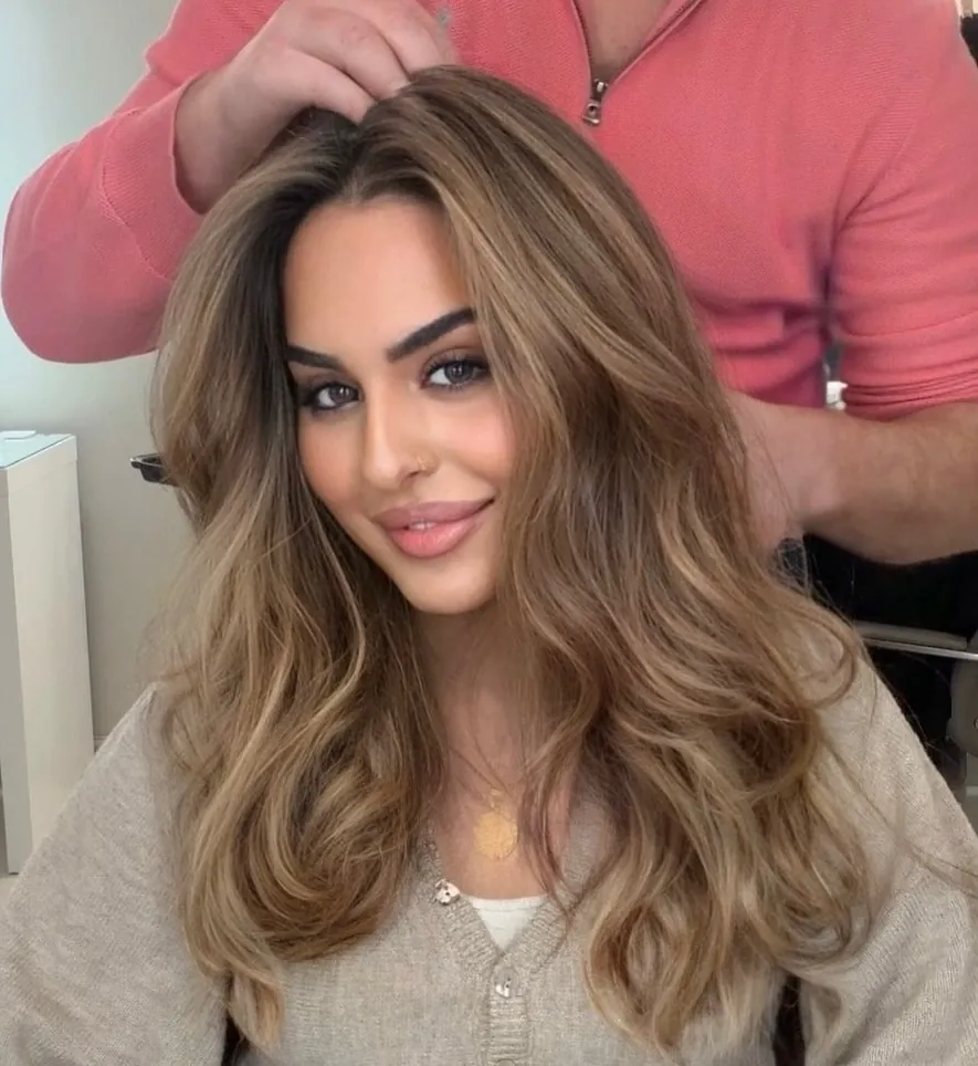 Voluminous beige blonde layers with soft root depth