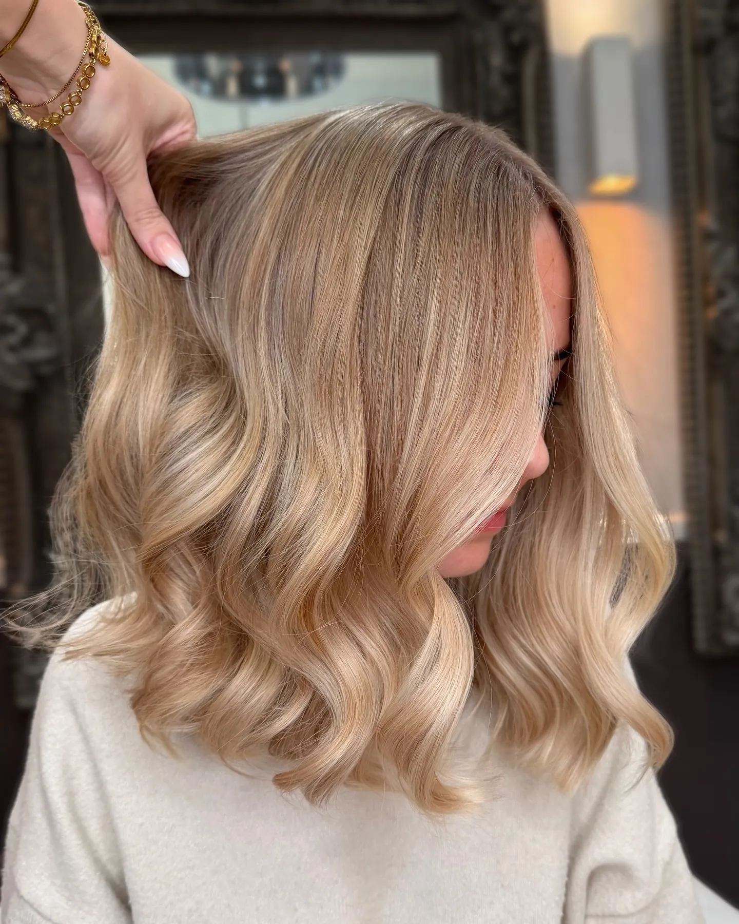 Wavy shoulder length hair with neutral blonde ribbons