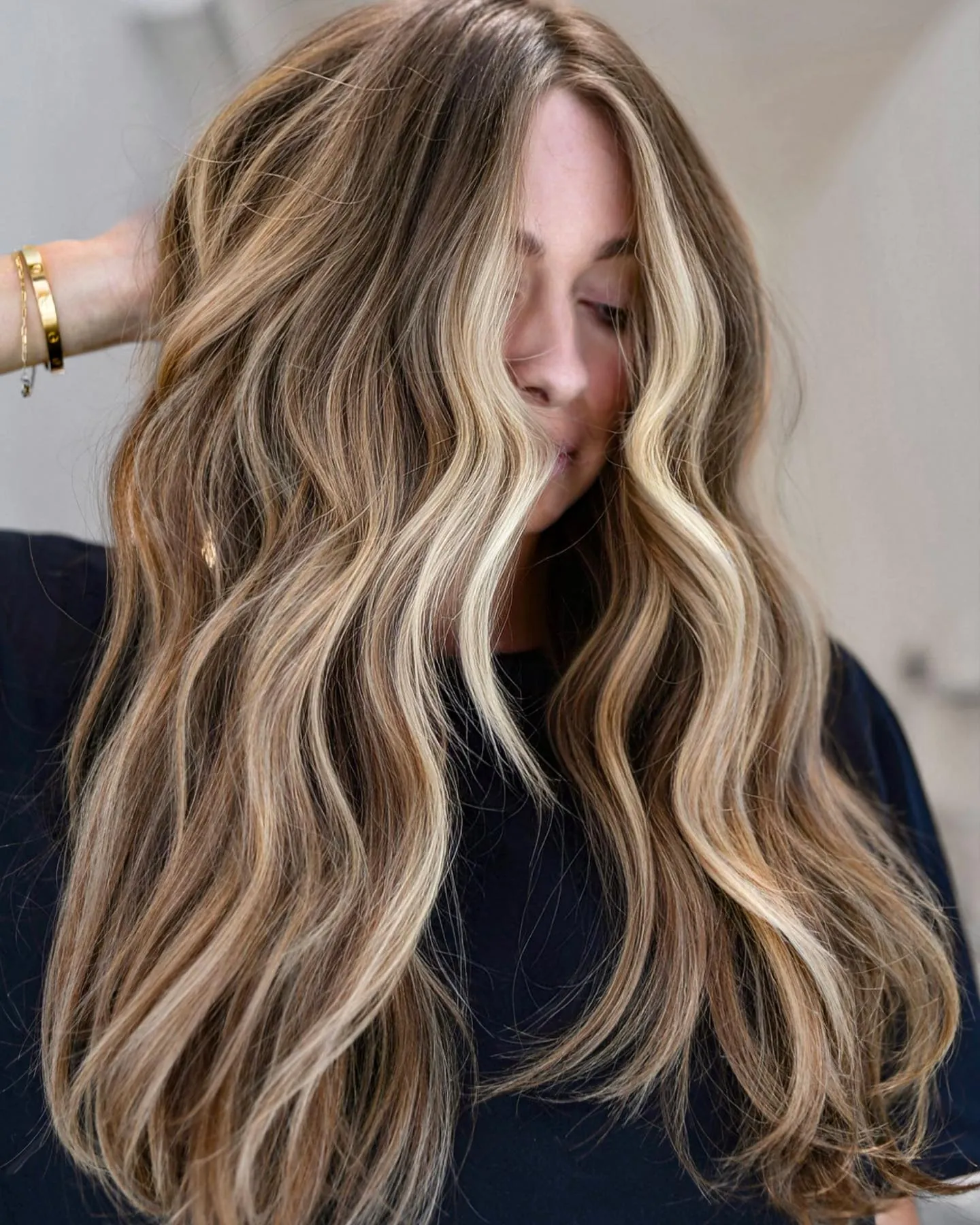 Long waves with broad neutral blonde ribbons