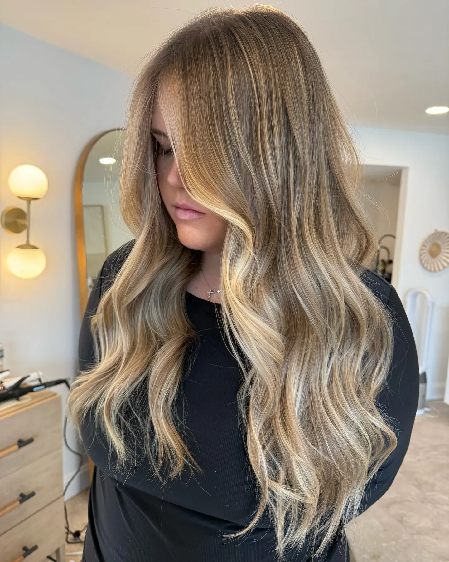 Long neutral blonde waves with brighter front pieces