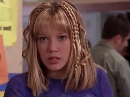 Shoulder length hair with crimped texture and mini braids