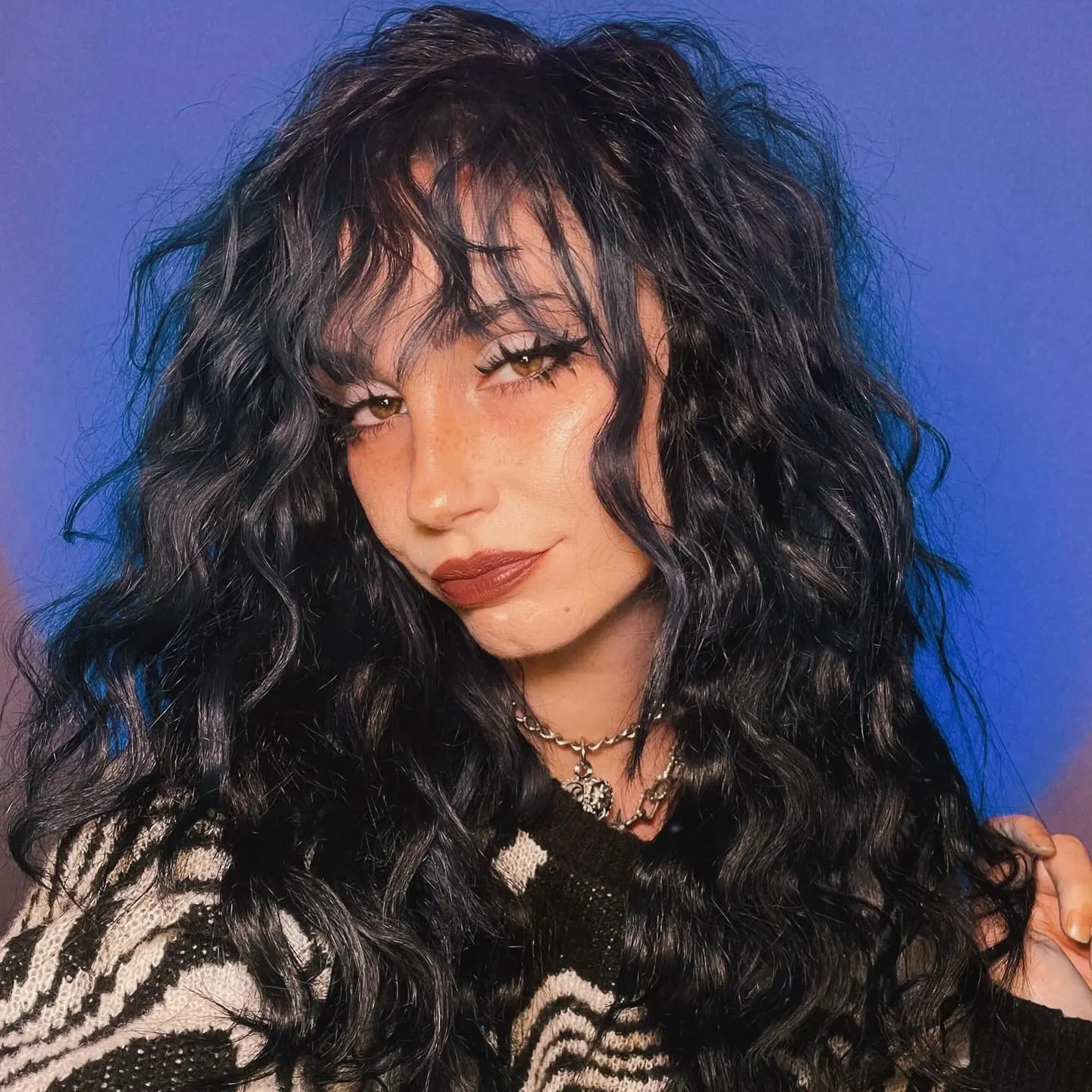 Long black hair with broad crimped waves