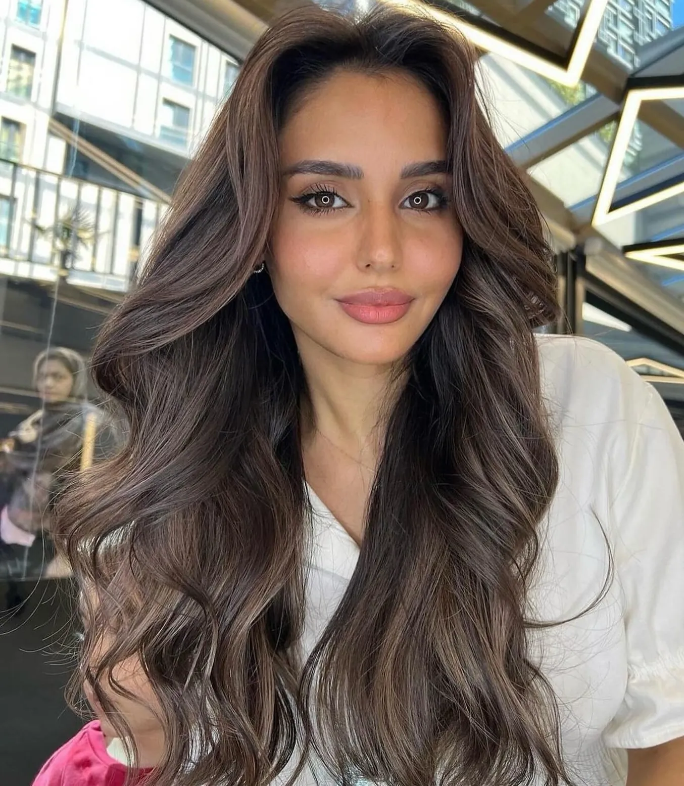 Long brunette curve cut with voluminous face-framing layers