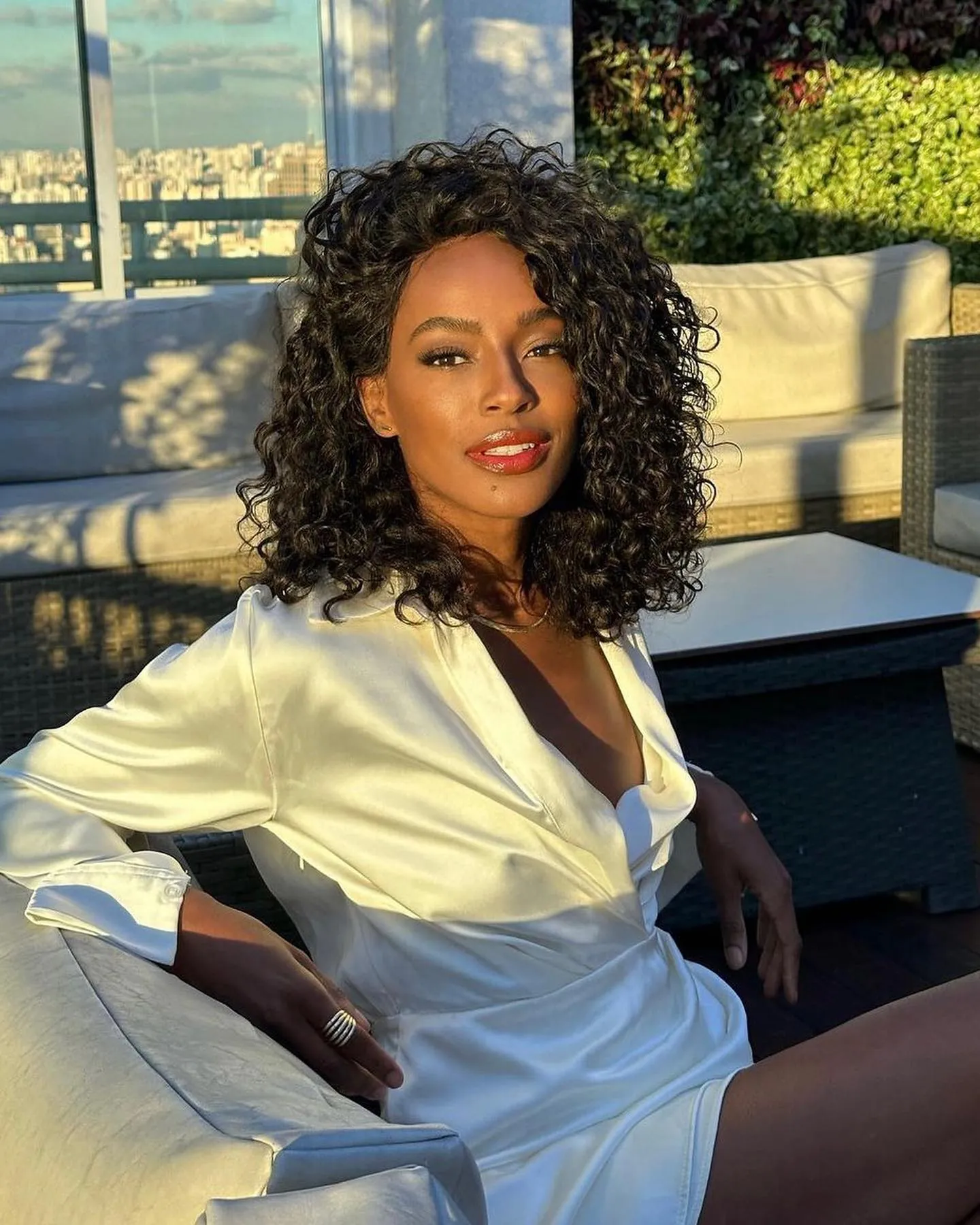 Curly shoulder-length curve cut with rounded shape