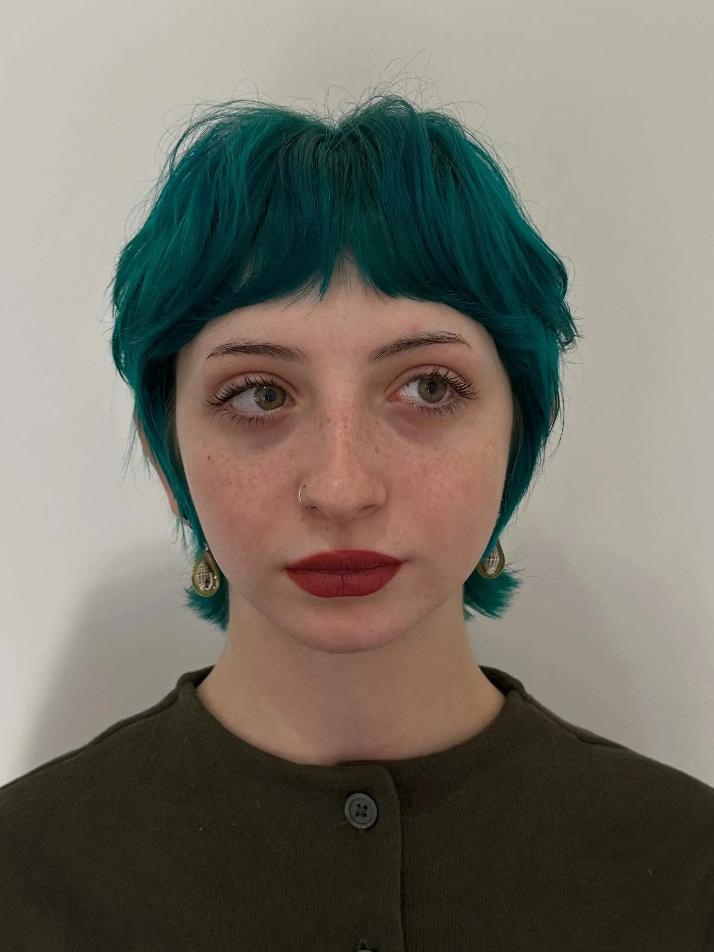 Green micro crop with short rounded fringe