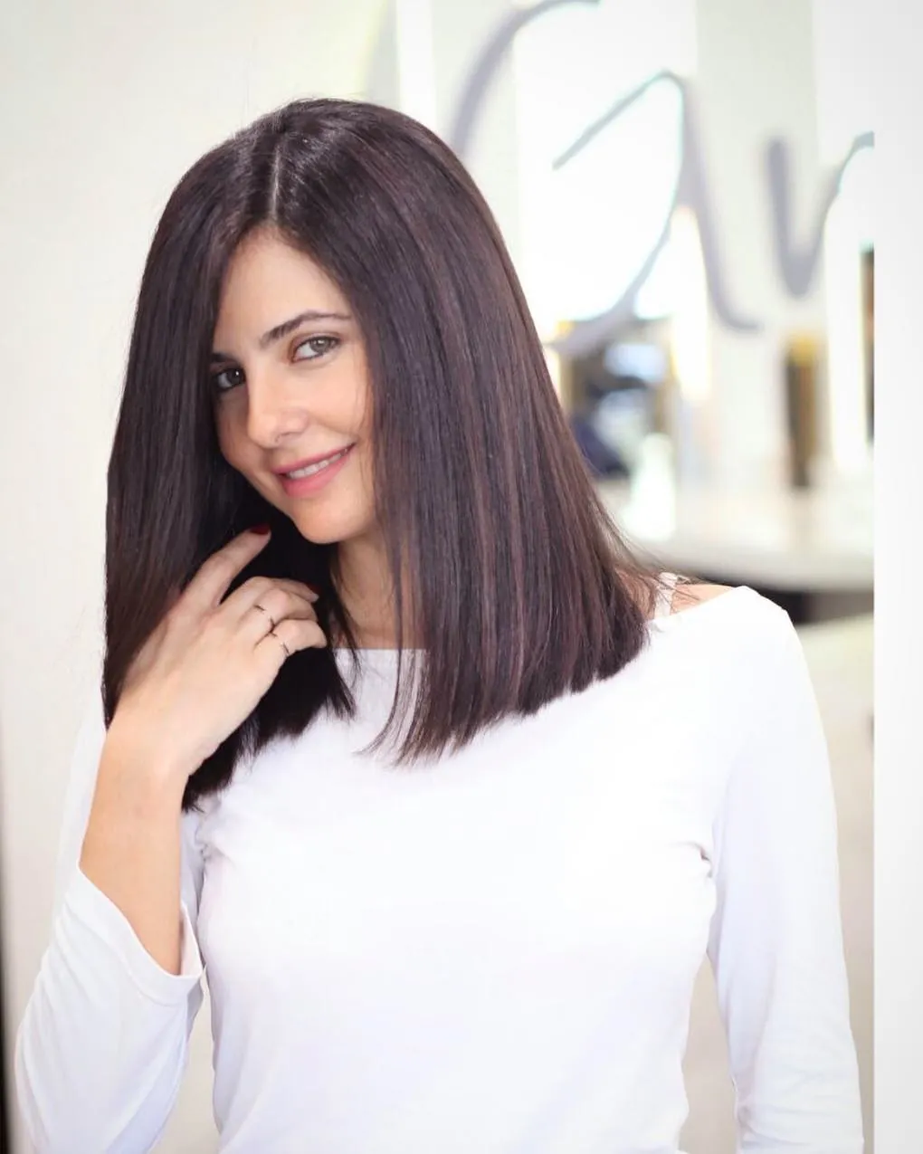 Dark straight shoulder-length lob with a blunt perimeter