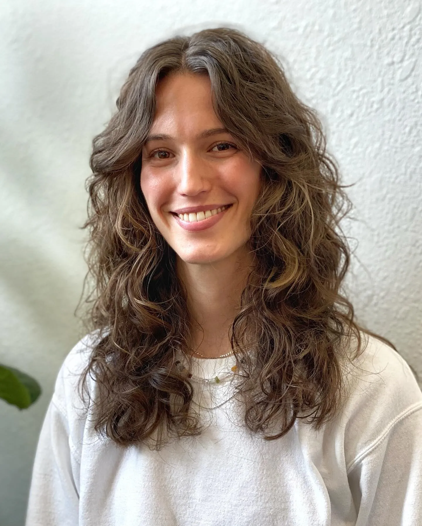 Layered medium-length waves with a center part and face-framing pieces