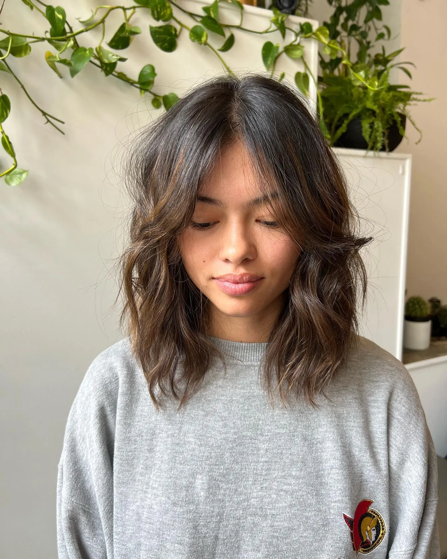 Wavy layered lob with center-parted curtain pieces