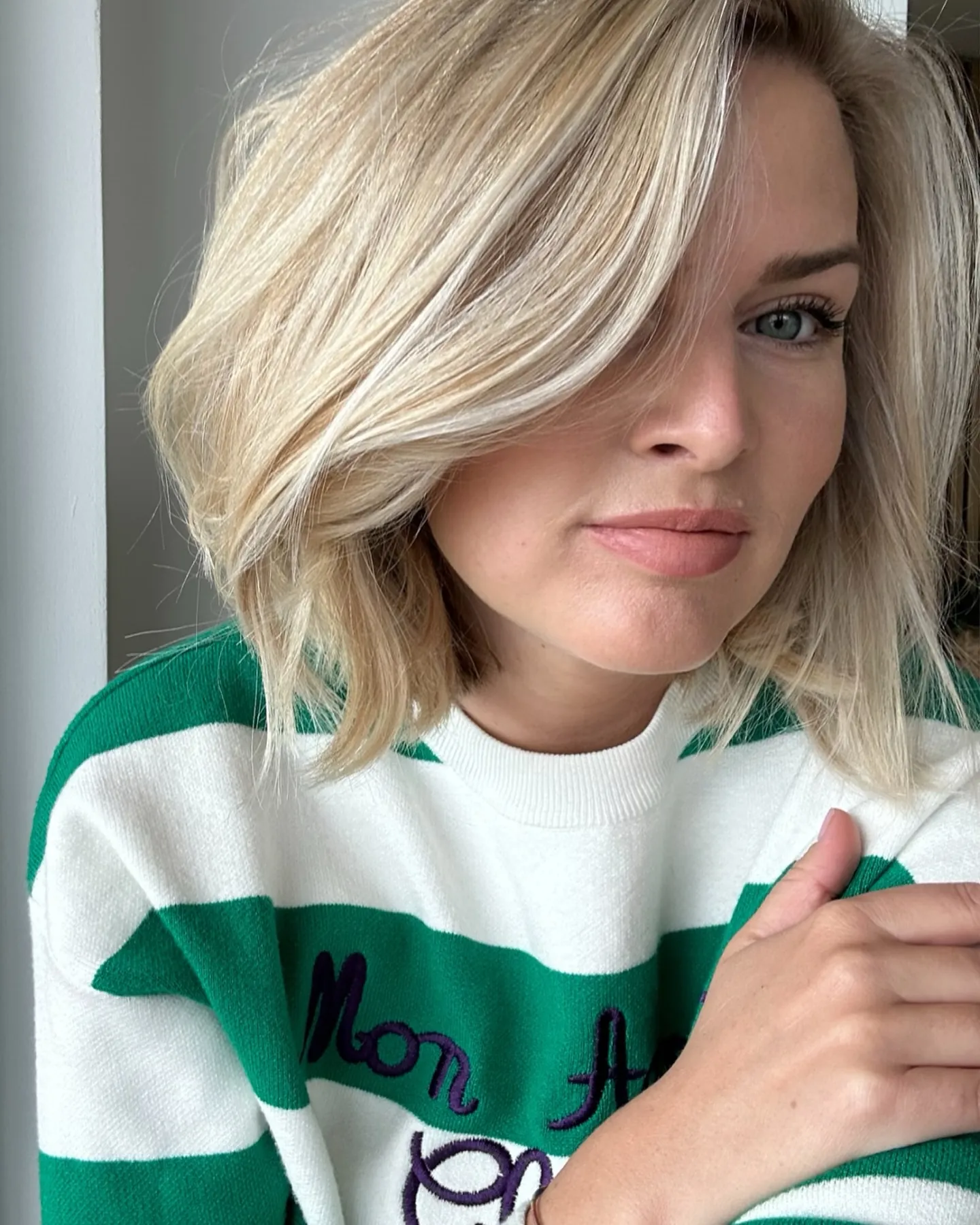 Side-swept blonde lob with smooth layered ends
