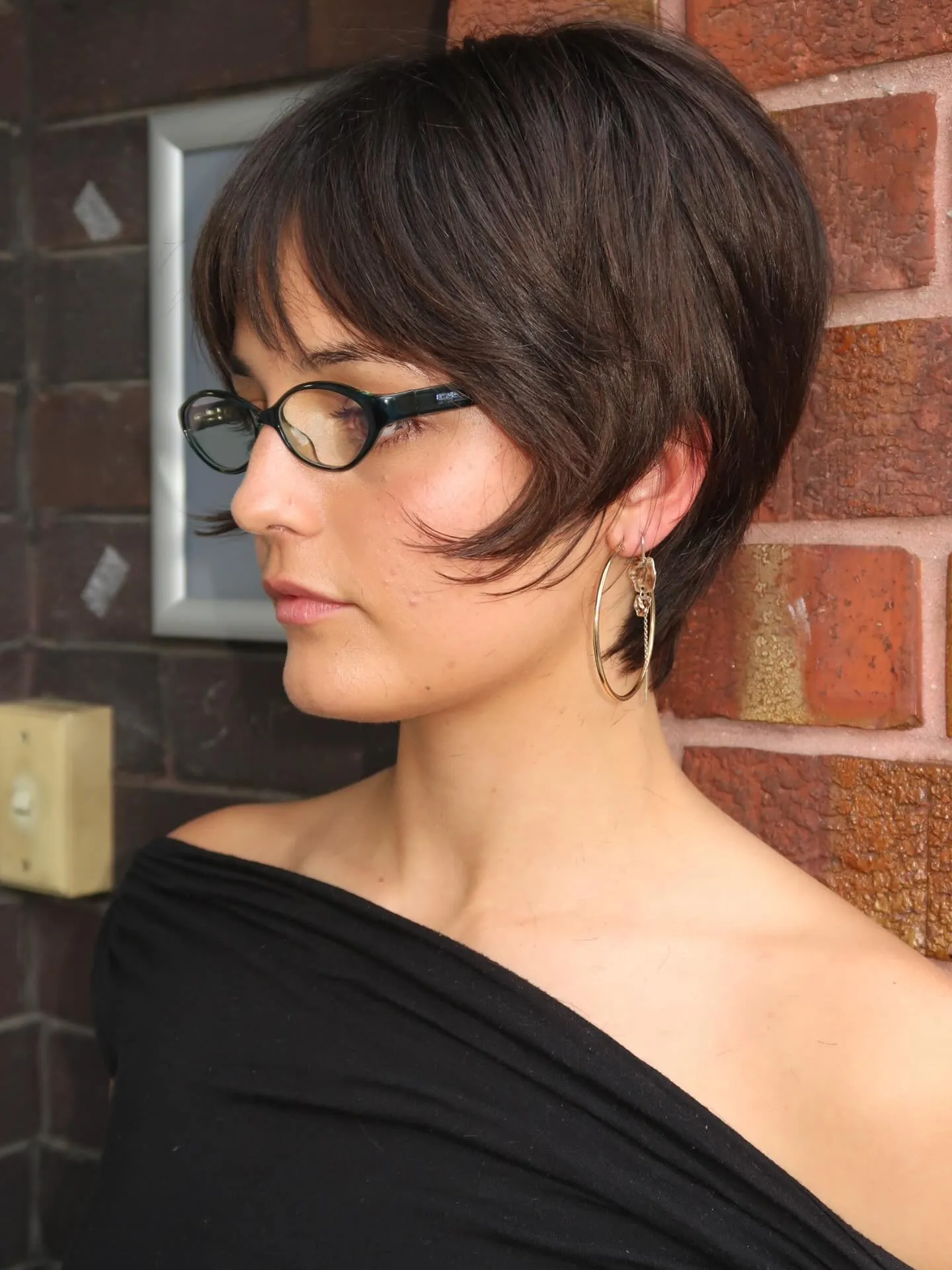 Long side-swept pixie with curved fringe around the cheek