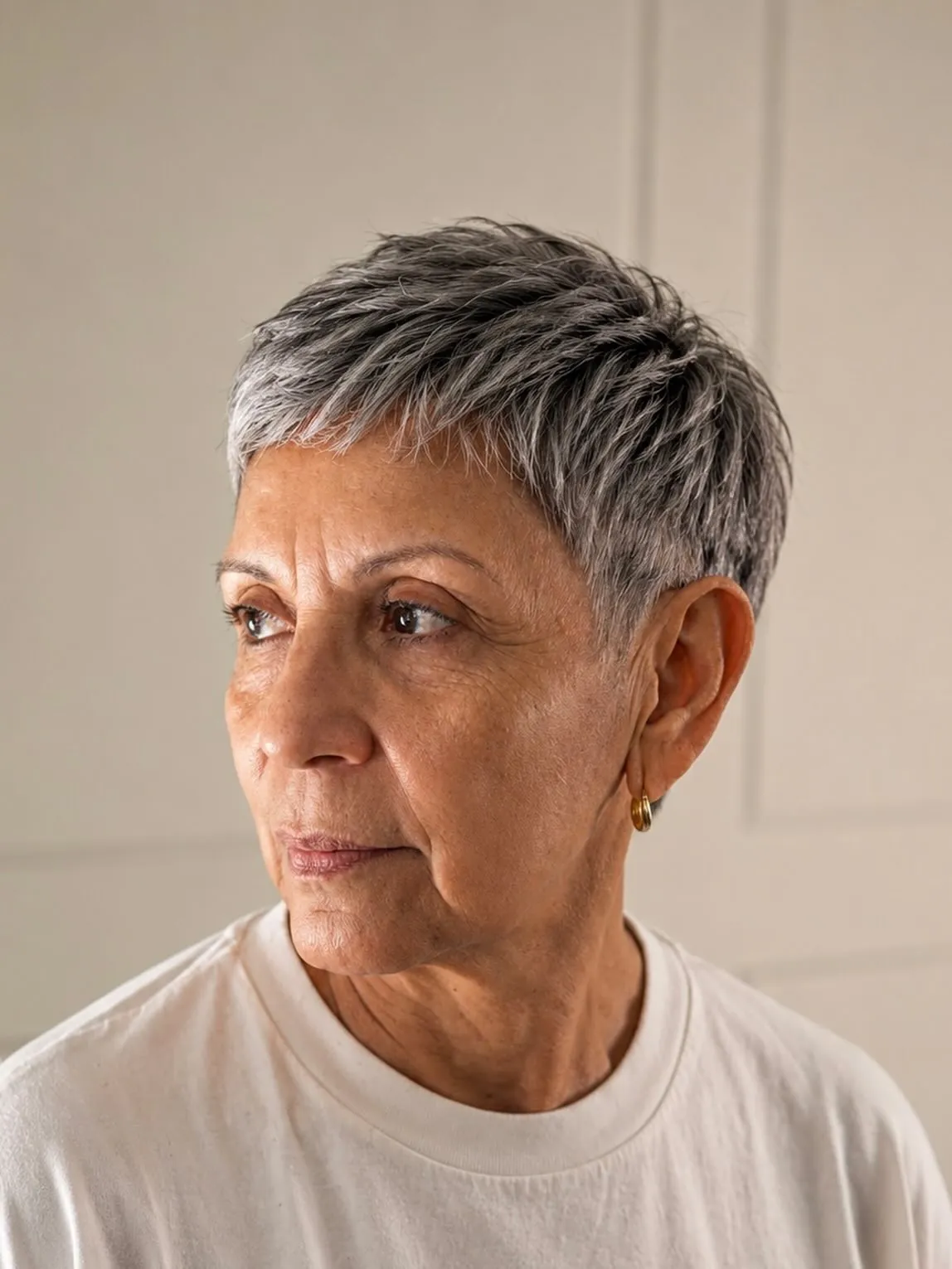 Short Salt-Pepper Crop in gray and silver hair