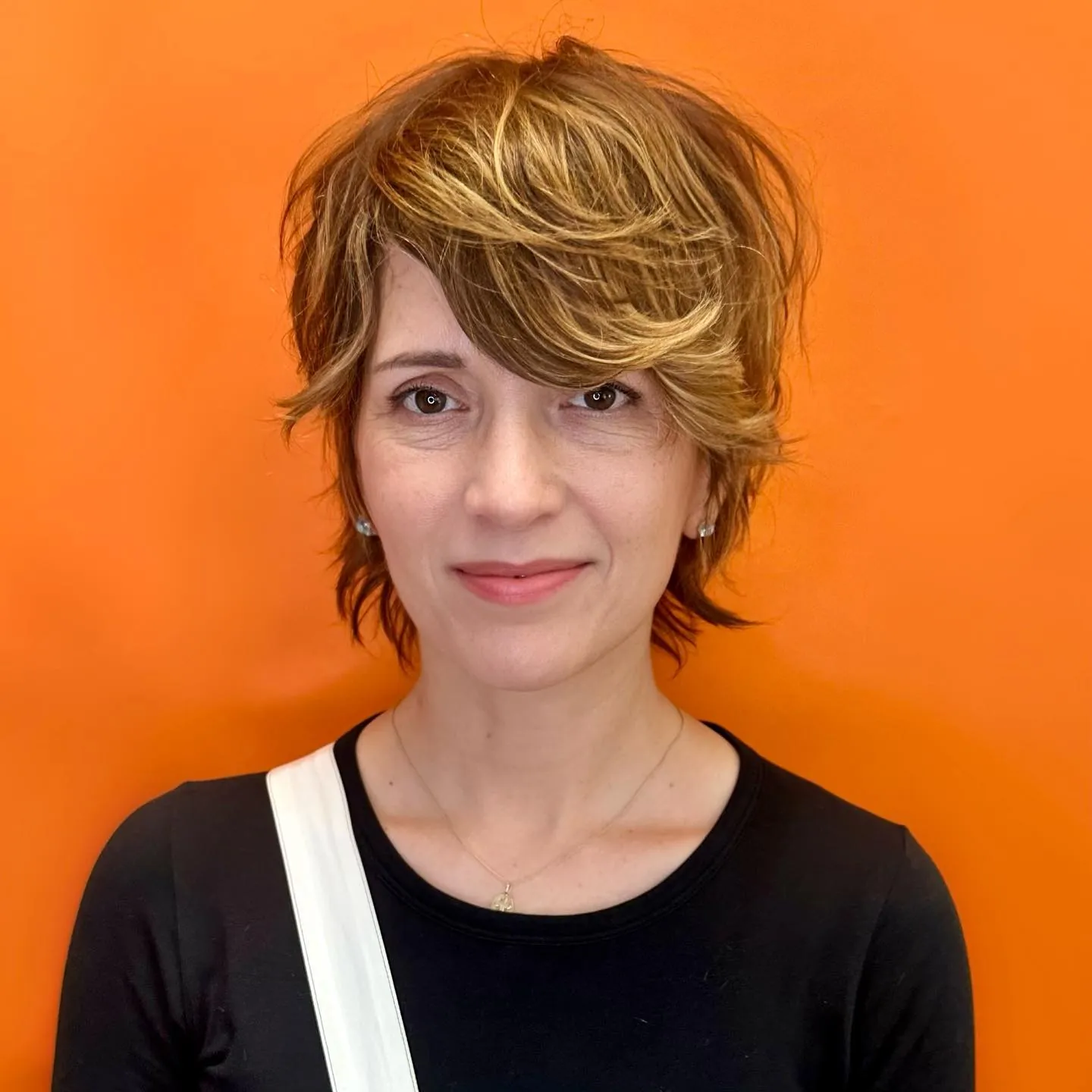 Feathered highlighted pixie with long side fringe