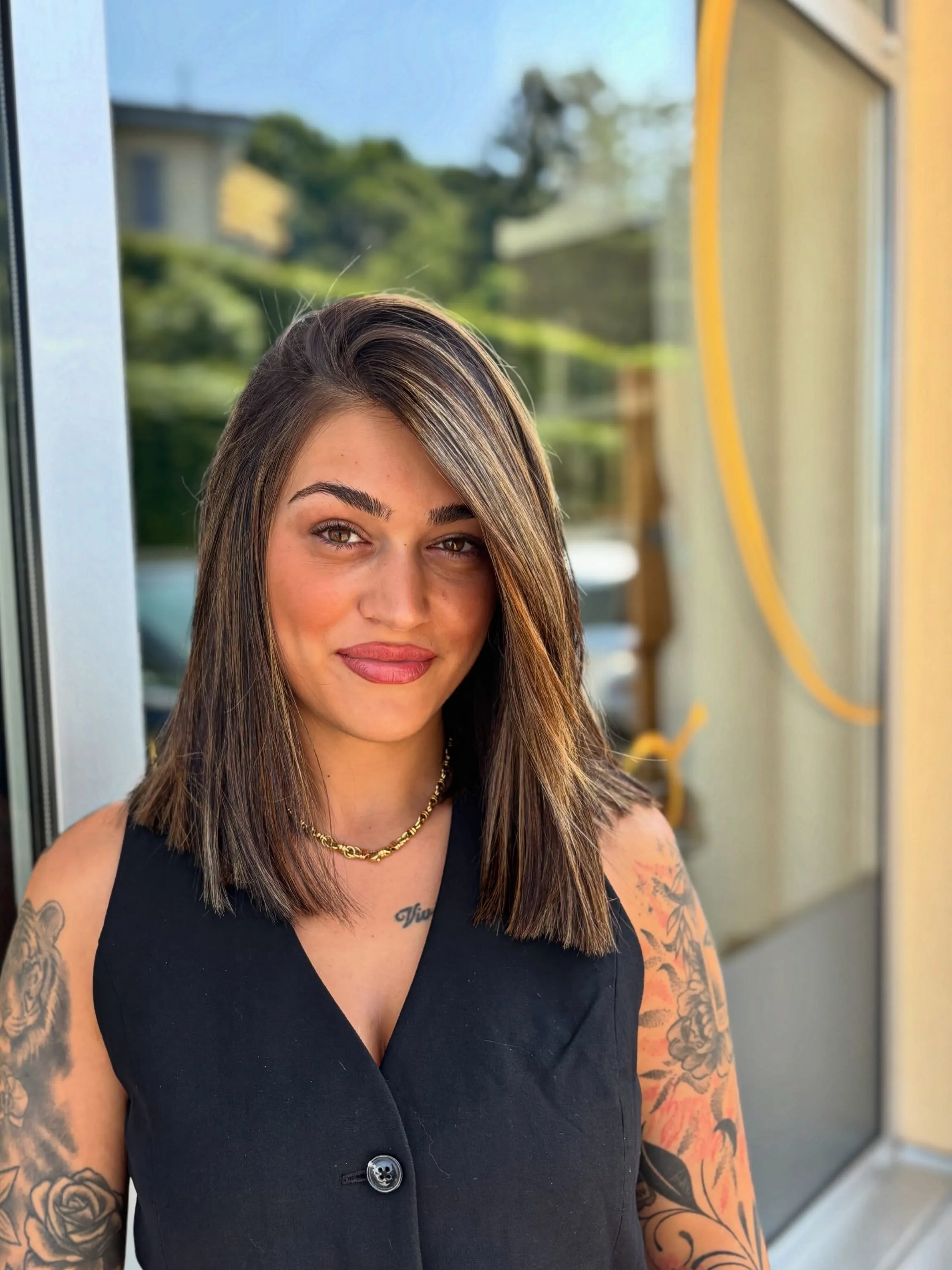 Straight brunette long bob with side part and shoulder-length blunt ends