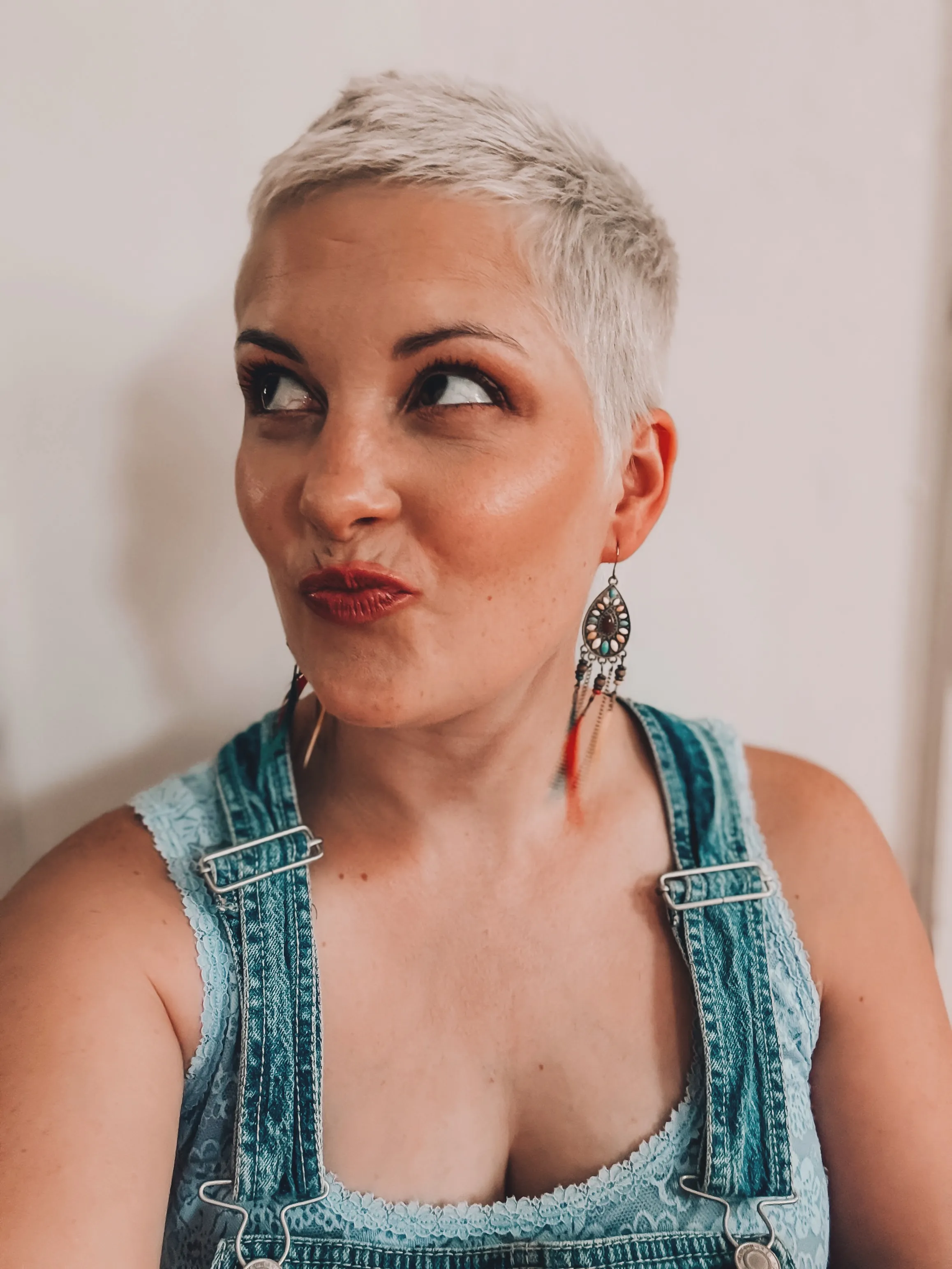 Close platinum pixie cropped evenly around the head
