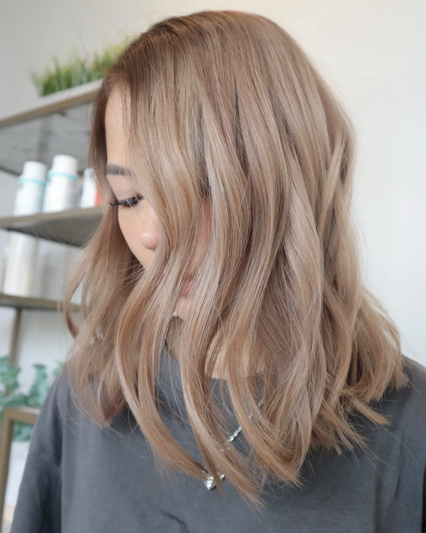 Shoulder-length beige blonde lob with loose tousled waves