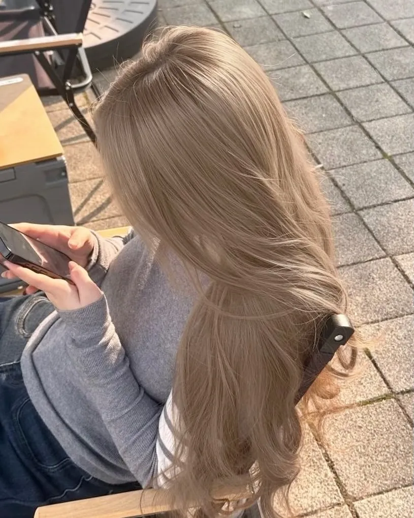Long flowing blonde layers with soft bends through the ends