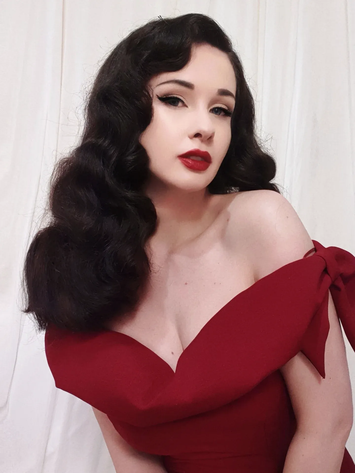 Hollywood Pin-Up Waves