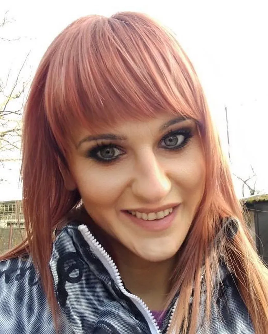 rose brown hair with fringe shoulder cut