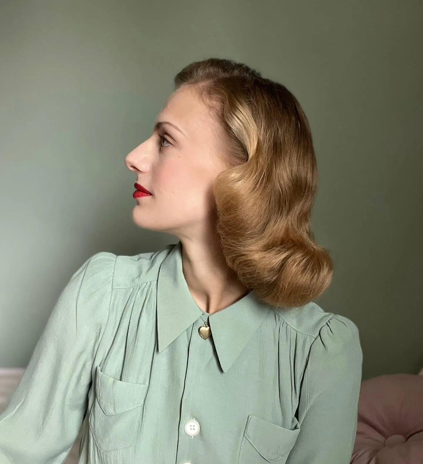 Dark Teased Blowout with 1980s-inspired volume