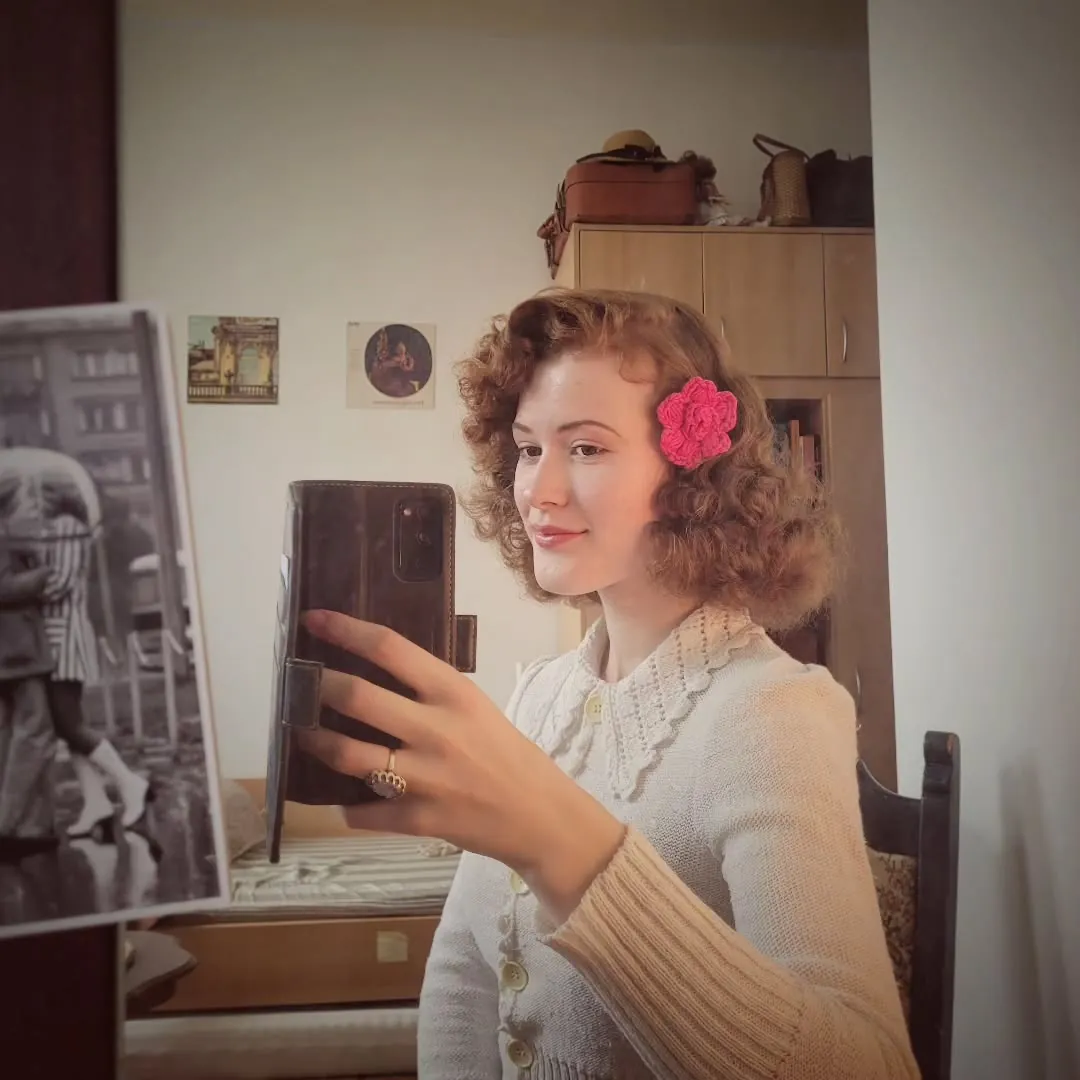 High Side Ponytail with 1980s-inspired volume