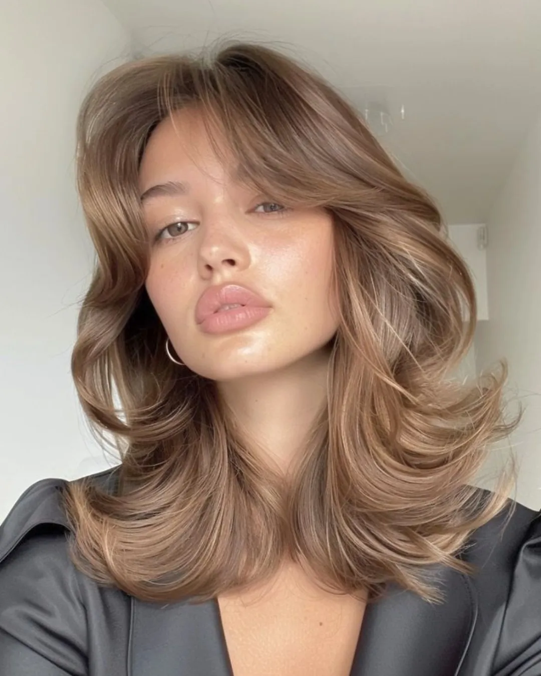 Bouncy Layered Lob with 1990s-inspired layers