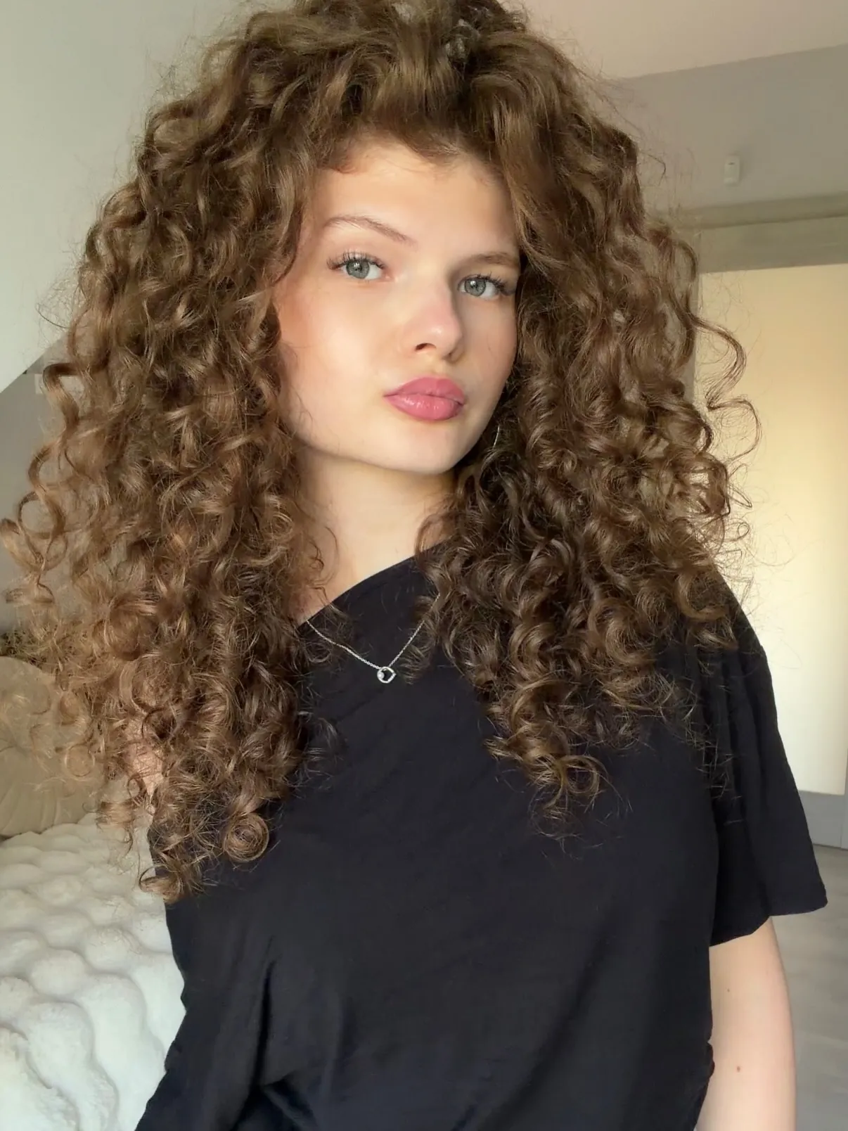 Long voluminous curls with a soft side part