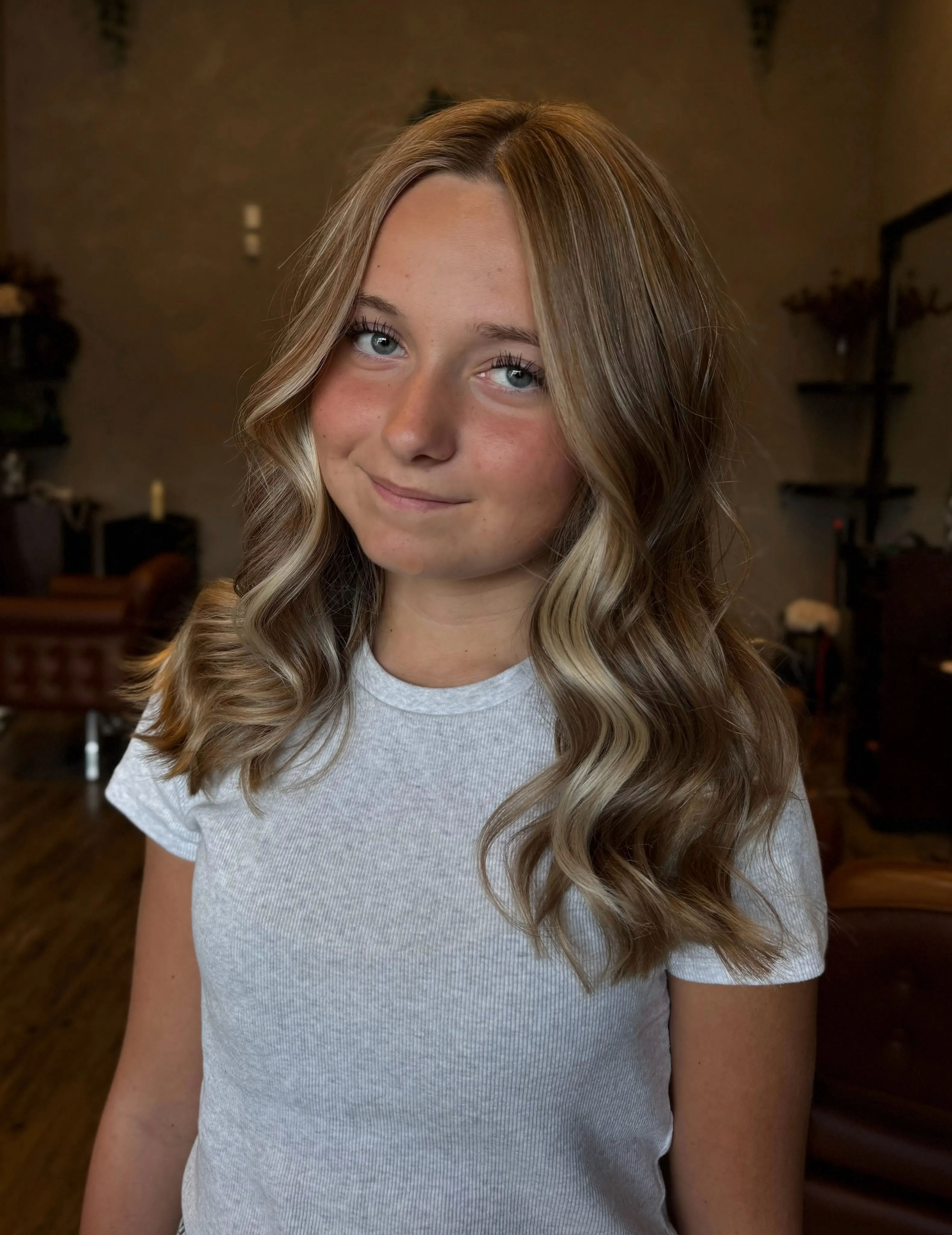 Shoulder-length blonde waves with centre part