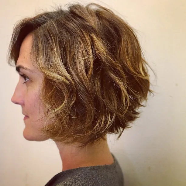 Short layered wavy bob with side volume