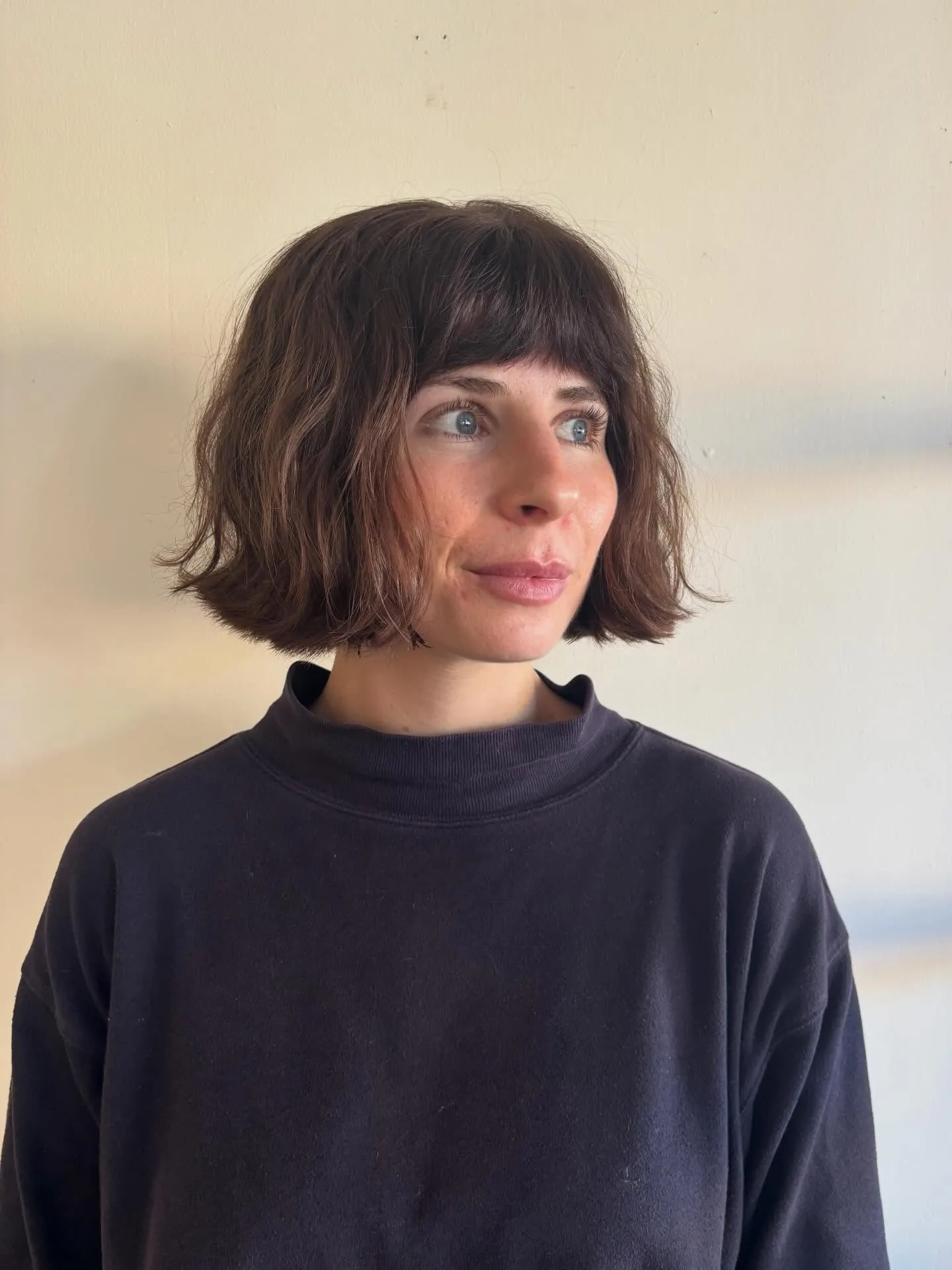 Cropped wavy bob with short fringe and flipped ends