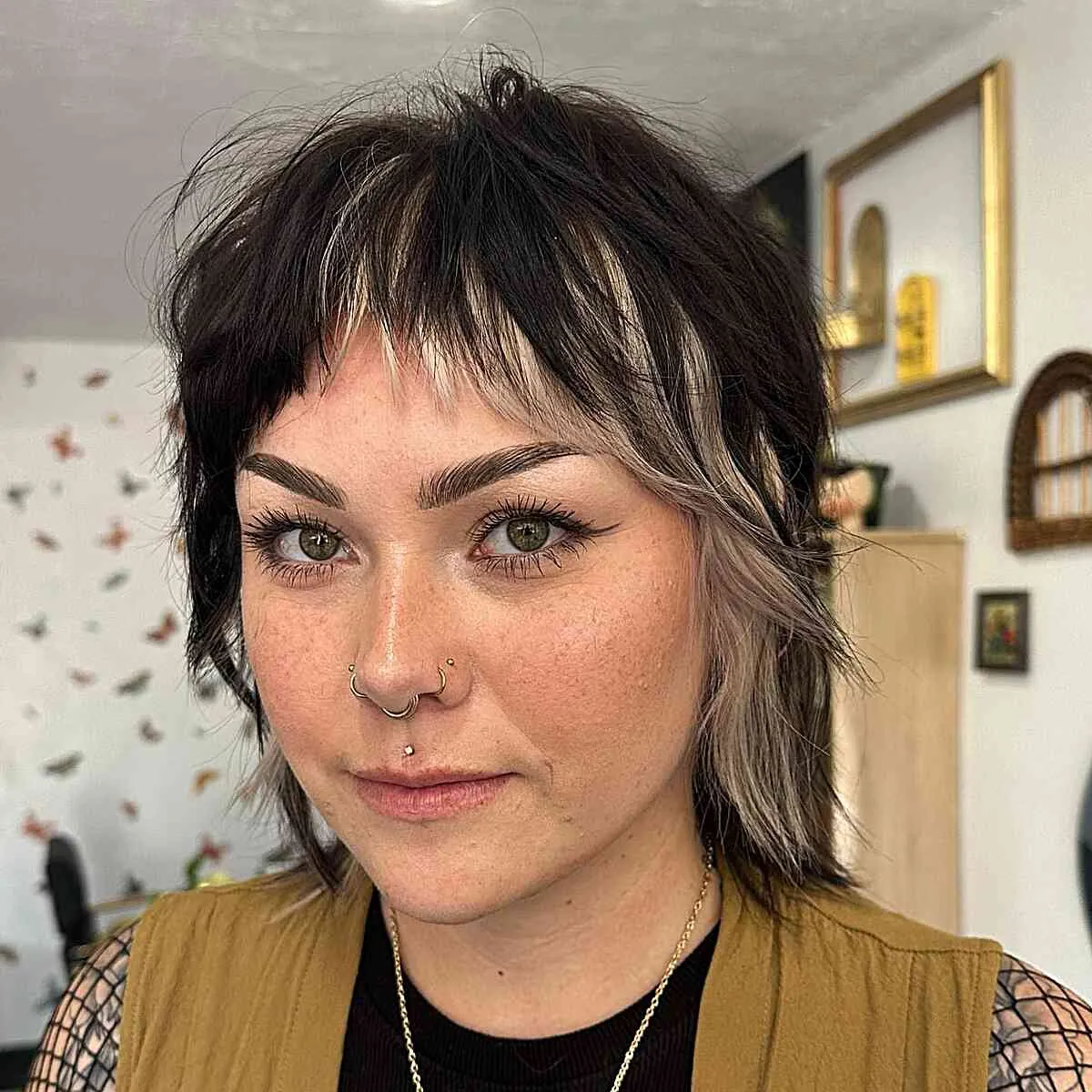 Dark choppy mullet shag with short fringe and longer side pieces