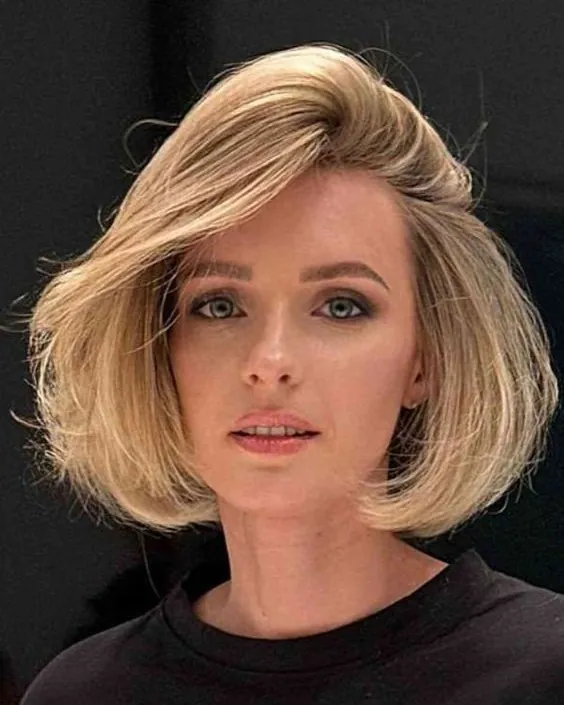 Voluminous blonde curved lob with rounded ends