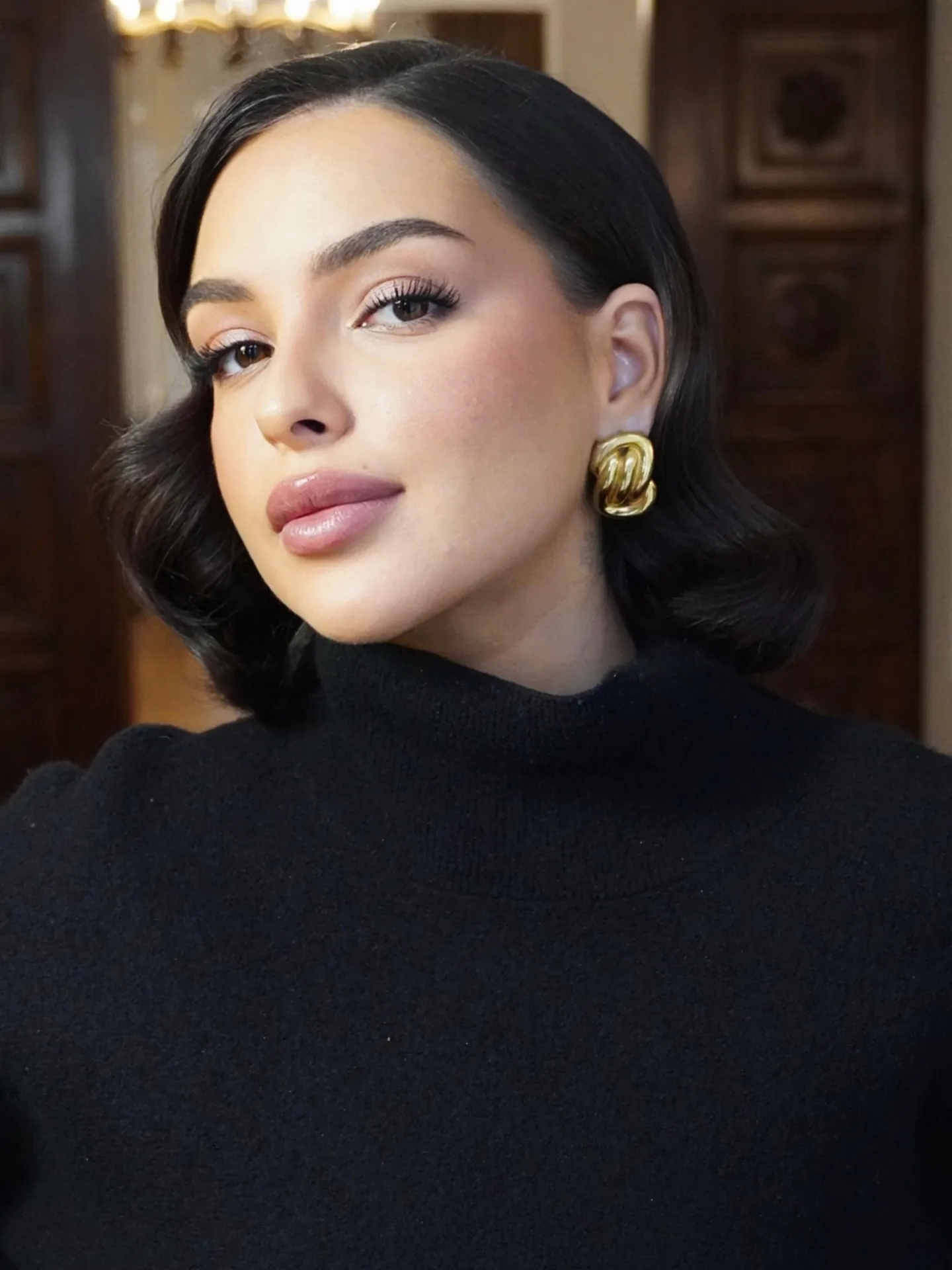 Retro curved dark lob with tucked side part