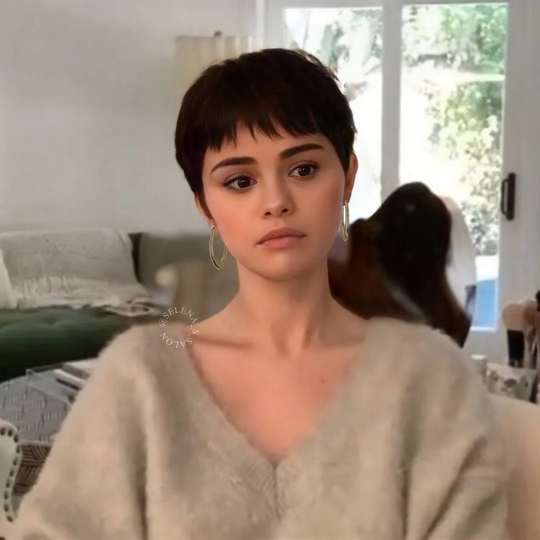 Minimal dark pixie with clean short fringe and smooth finish