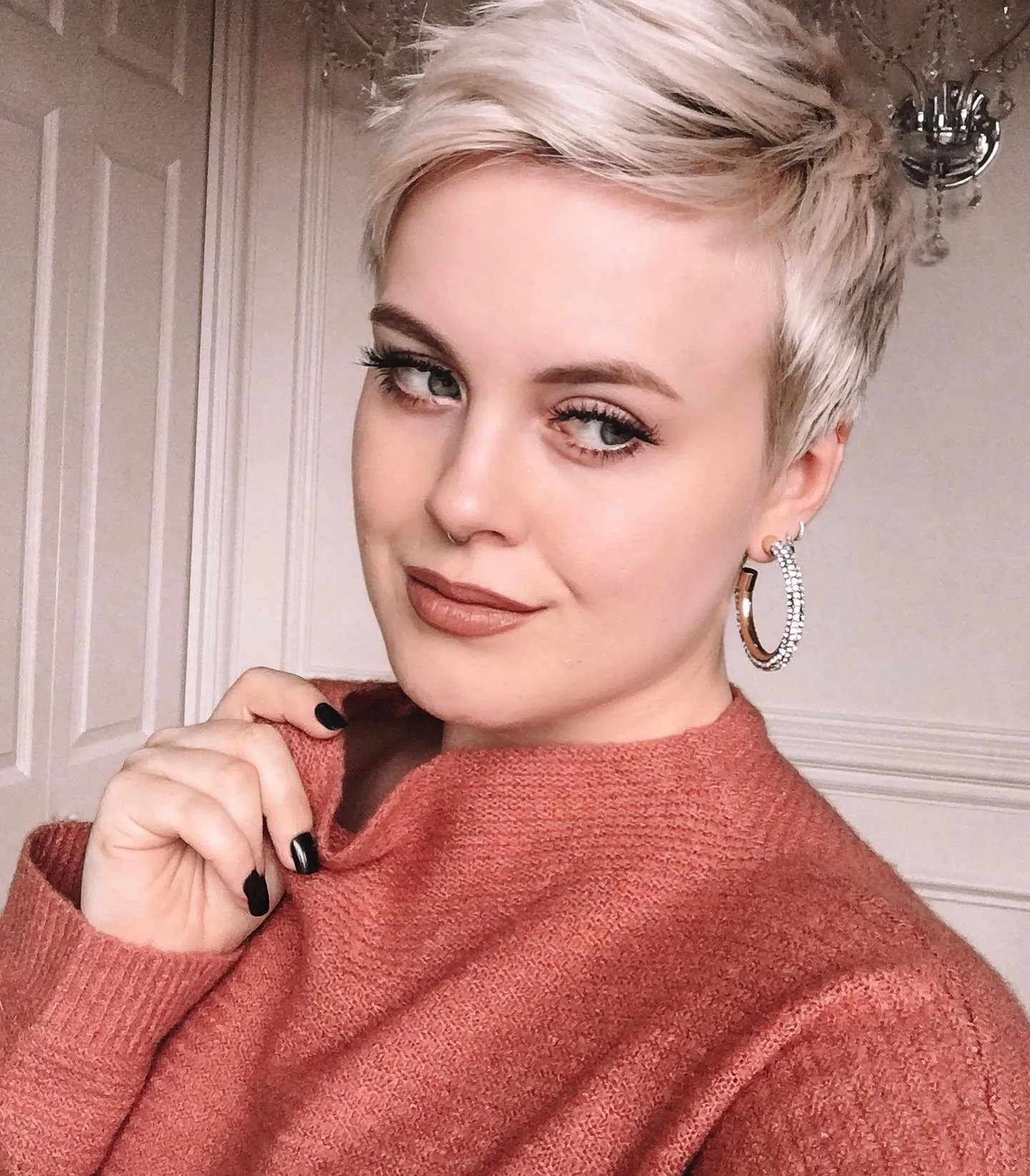 Platinum crop with soft side part and smooth tapered sides