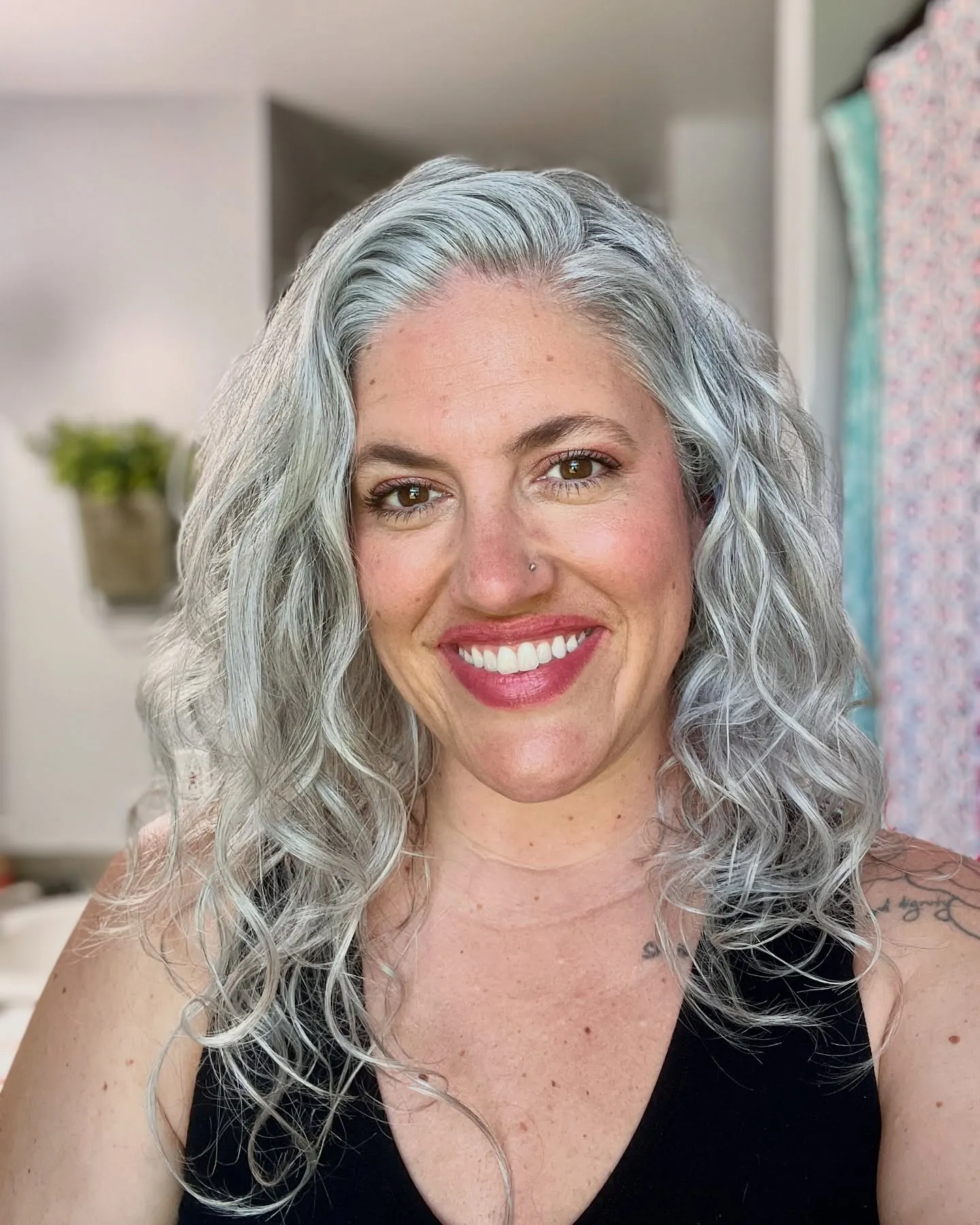 Shoulder-length silver curls with a rounded shape