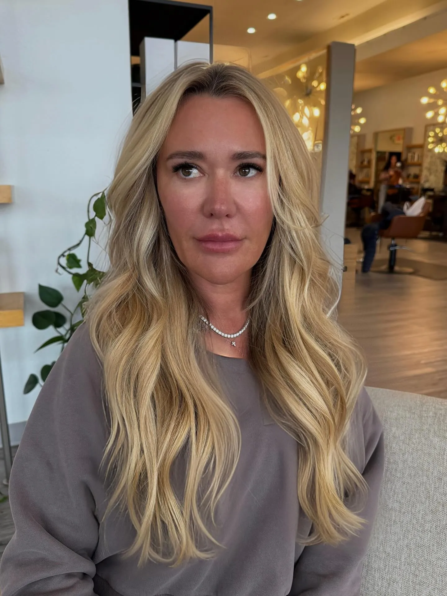 Long blonde waves with natural root depth
