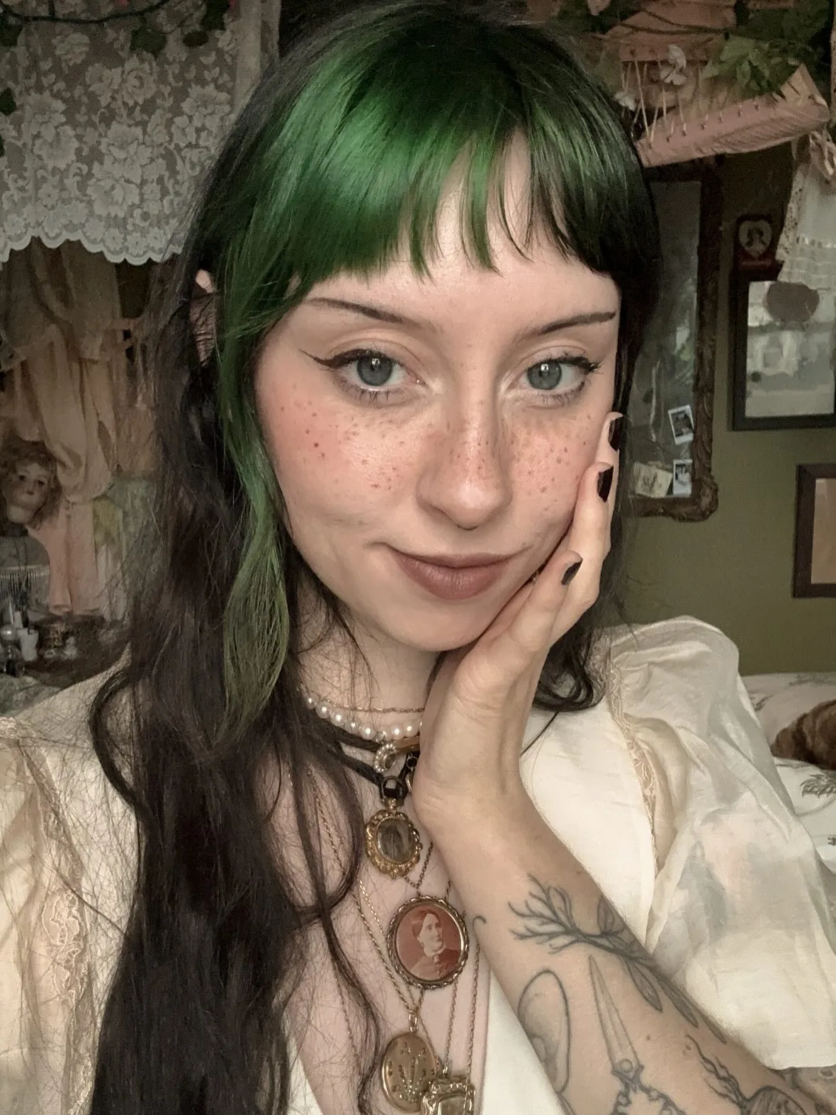 Long dark Victorian-inspired waves with short fringe